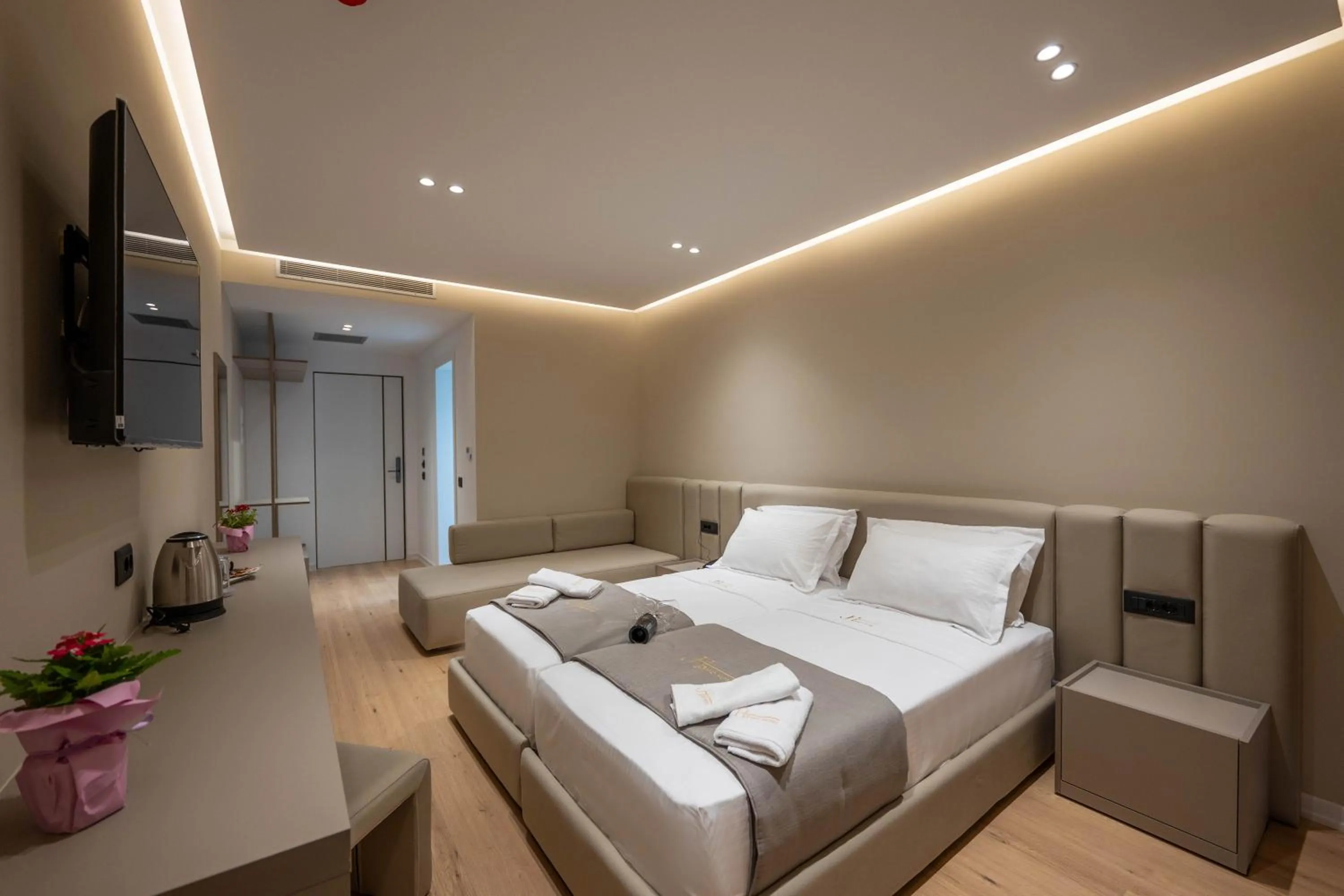 TV and multimedia, Bed in Jako Premium Hotel