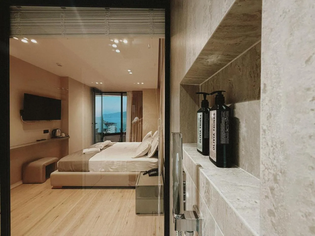 Bathroom, Bed in Jako Premium Hotel