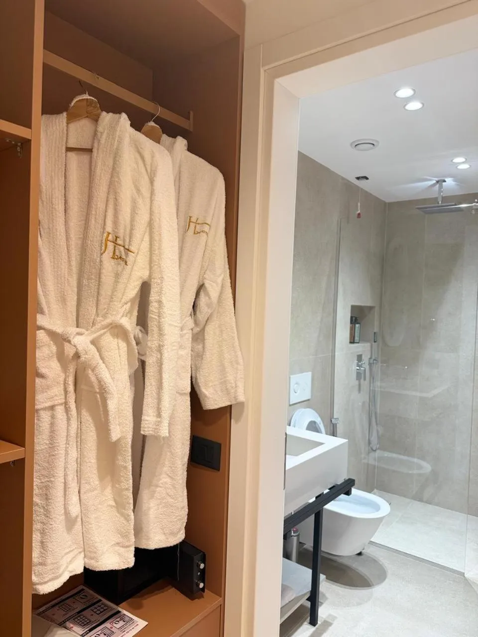 Toilet in Jako Premium Hotel