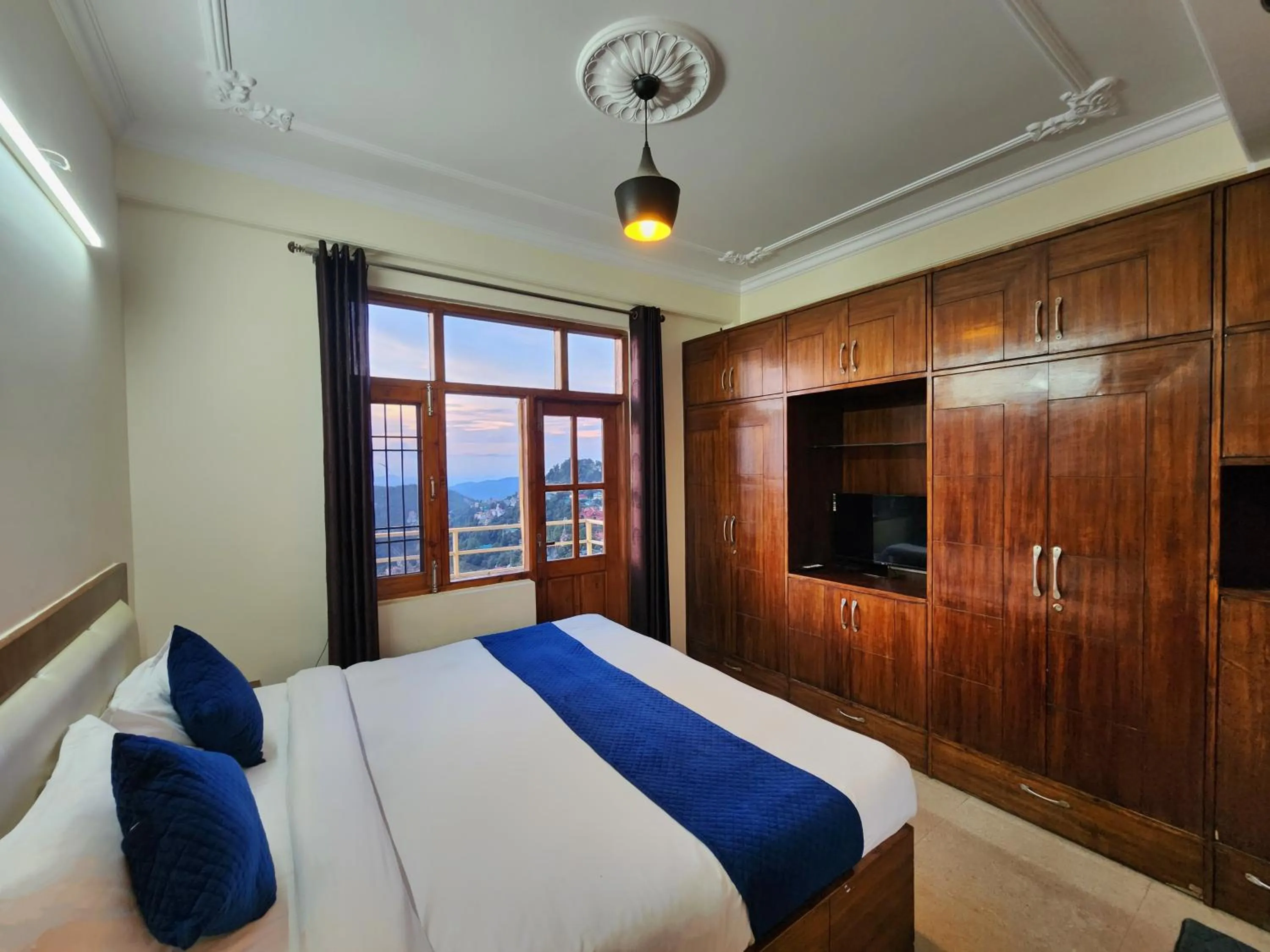 Bed in Florence B&B Near Mall Road - Amazing Valley View