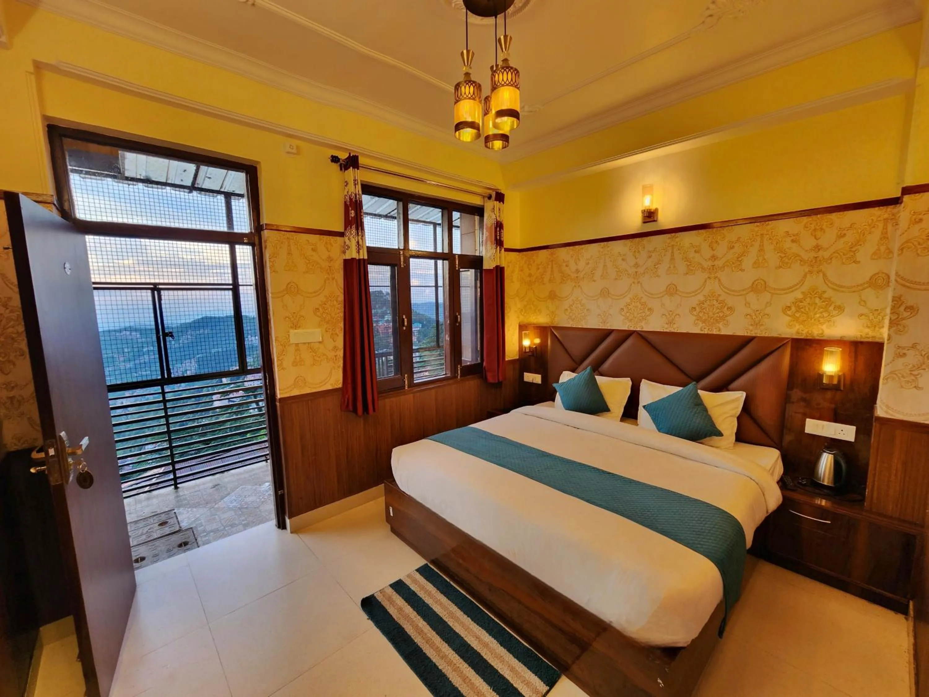 Bed in Florence B&B Near Mall Road - Amazing Valley View