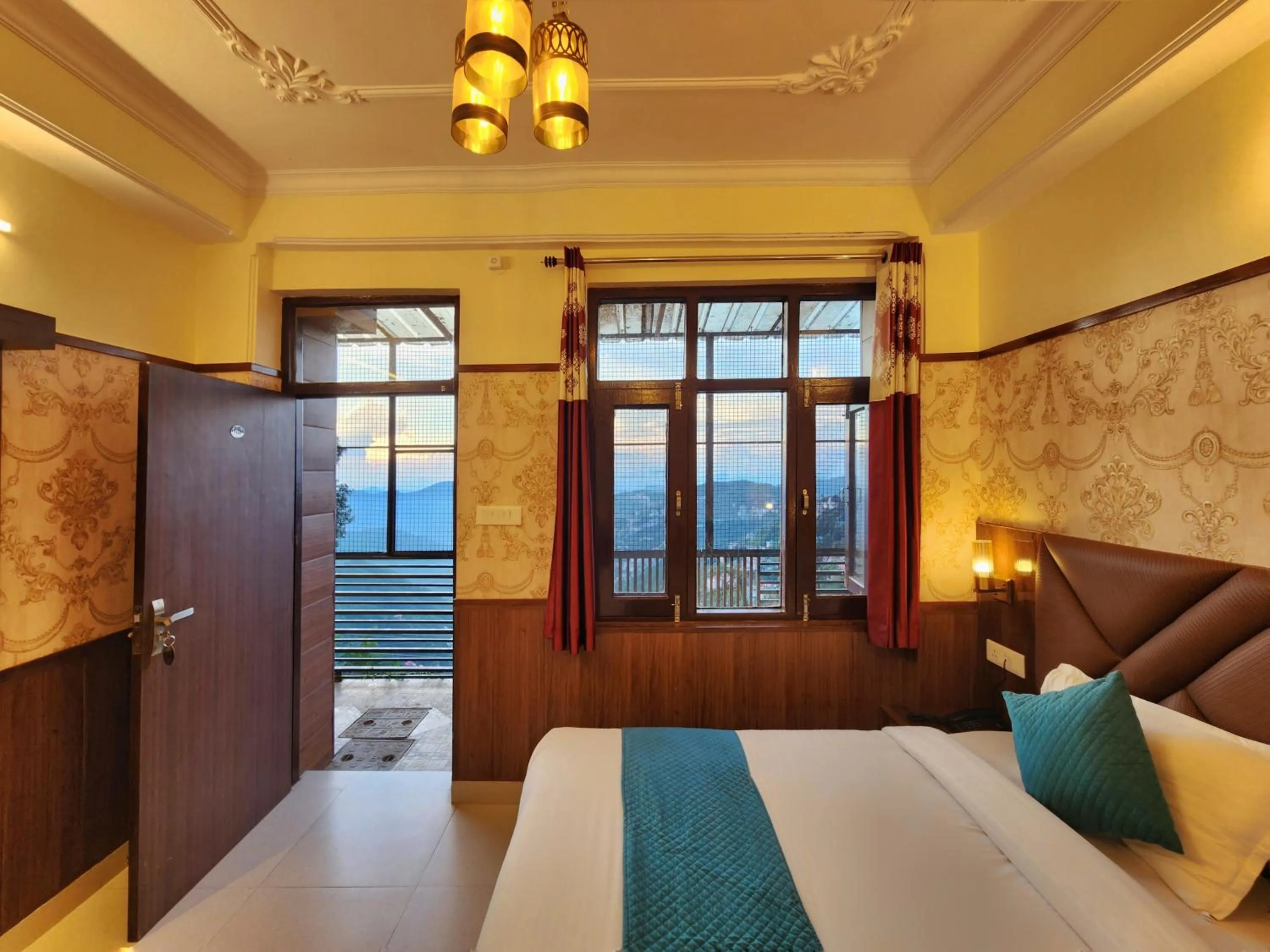 Bed in Florence B&B Near Mall Road - Amazing Valley View