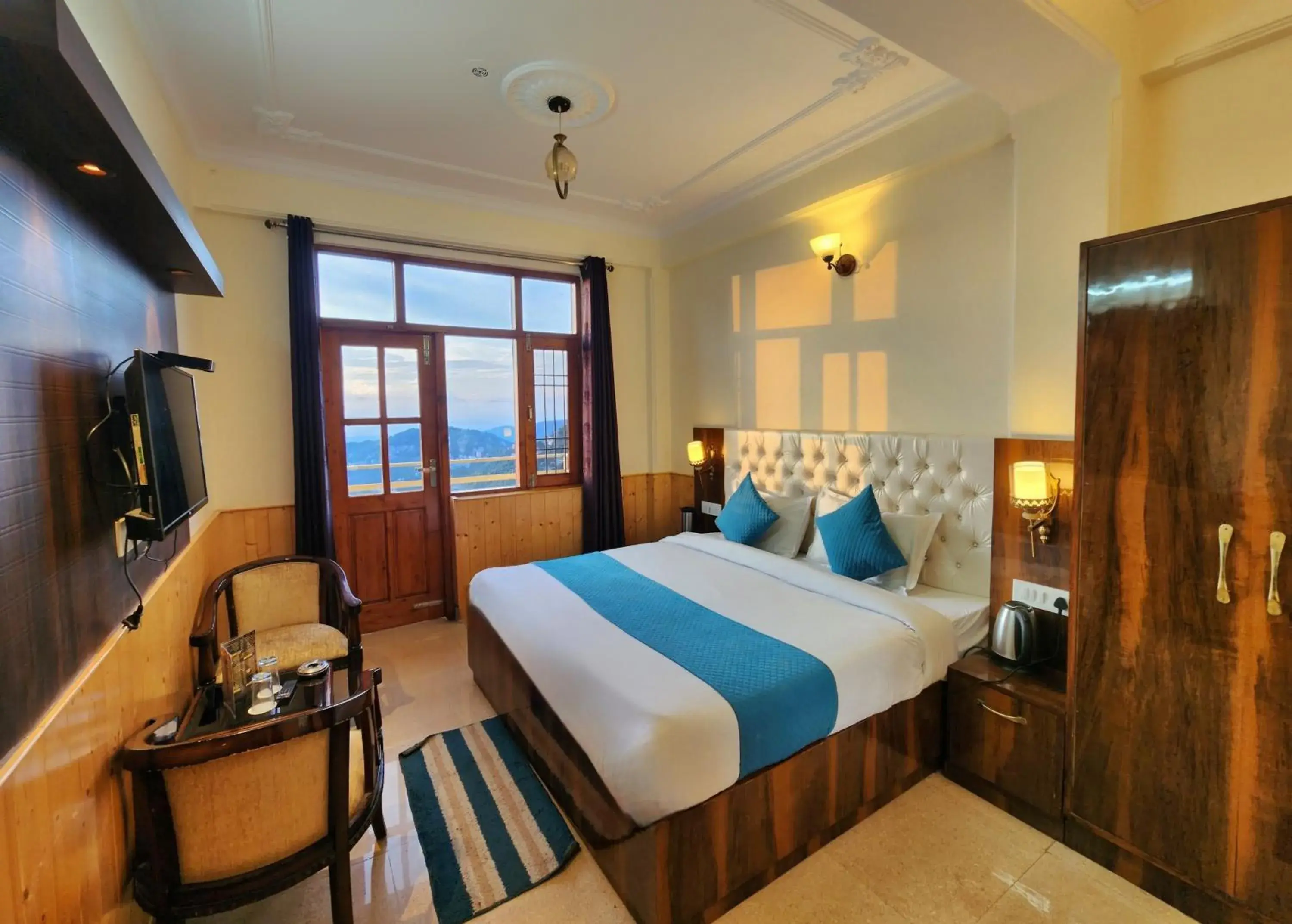 Queen Room with Balcony in Florence B&B Near Mall Road - Amazing Valley View Queen Room with Balcony in Florence B&B Near Mall Road - Amazing Valley View