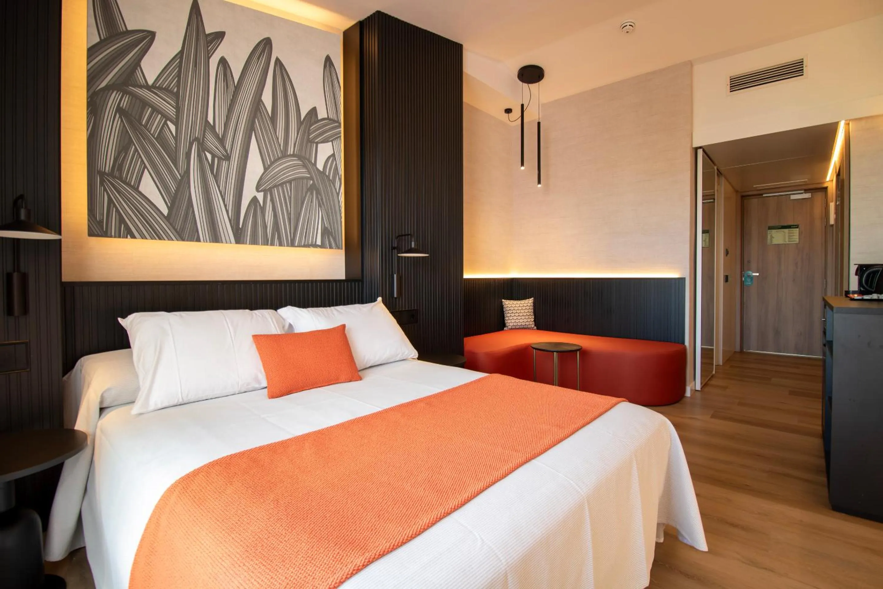 Photo of the whole room, Bed in Golden Port Salou & Spa