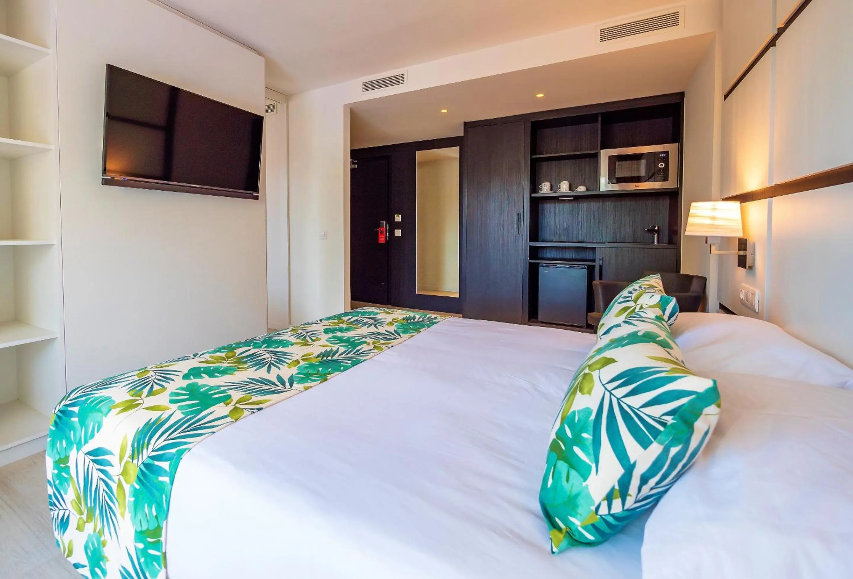 Photo of the whole room, Bed in Golden Port Salou & Spa