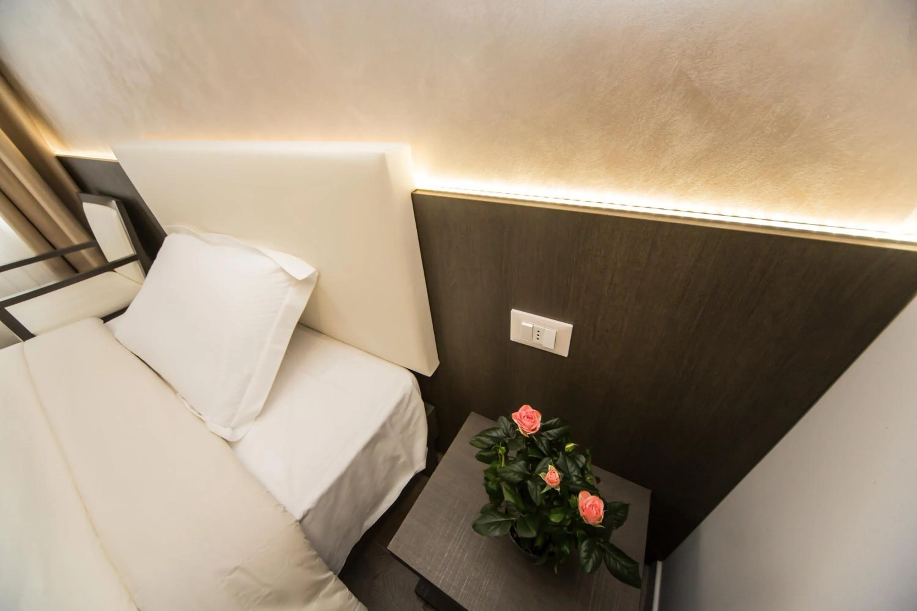 Decorative detail, Bed in B&B Corte sul Naviglio CIN I T 0 1 5 0 7 0 C 1 3 X U I L Q C V