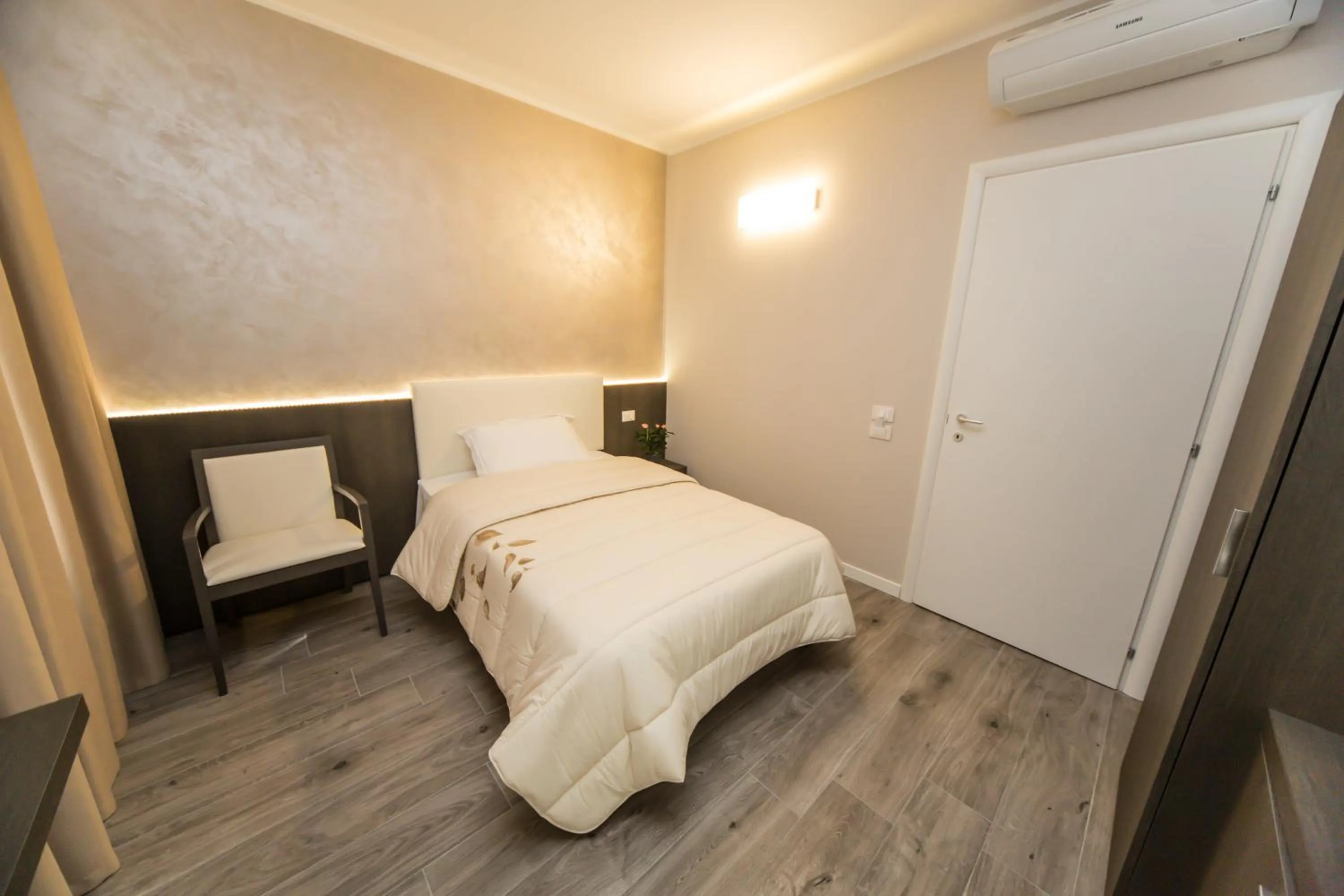 Photo of the whole room, Bed in B&B Corte sul Naviglio CIN I T 0 1 5 0 7 0 C 1 3 X U I L Q C V