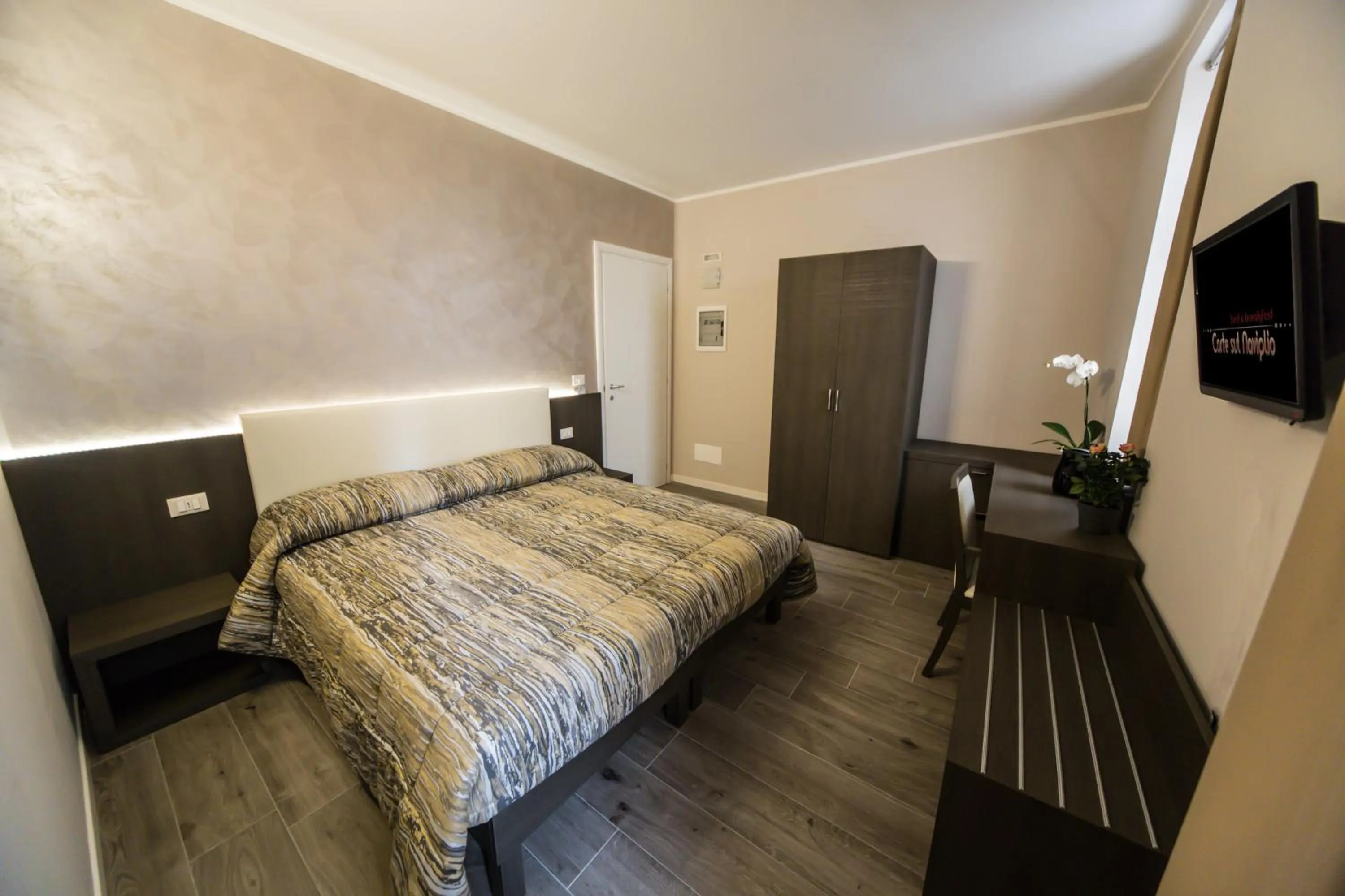 Photo of the whole room, Bed in B&B Corte sul Naviglio CIN I T 0 1 5 0 7 0 C 1 3 X U I L Q C V