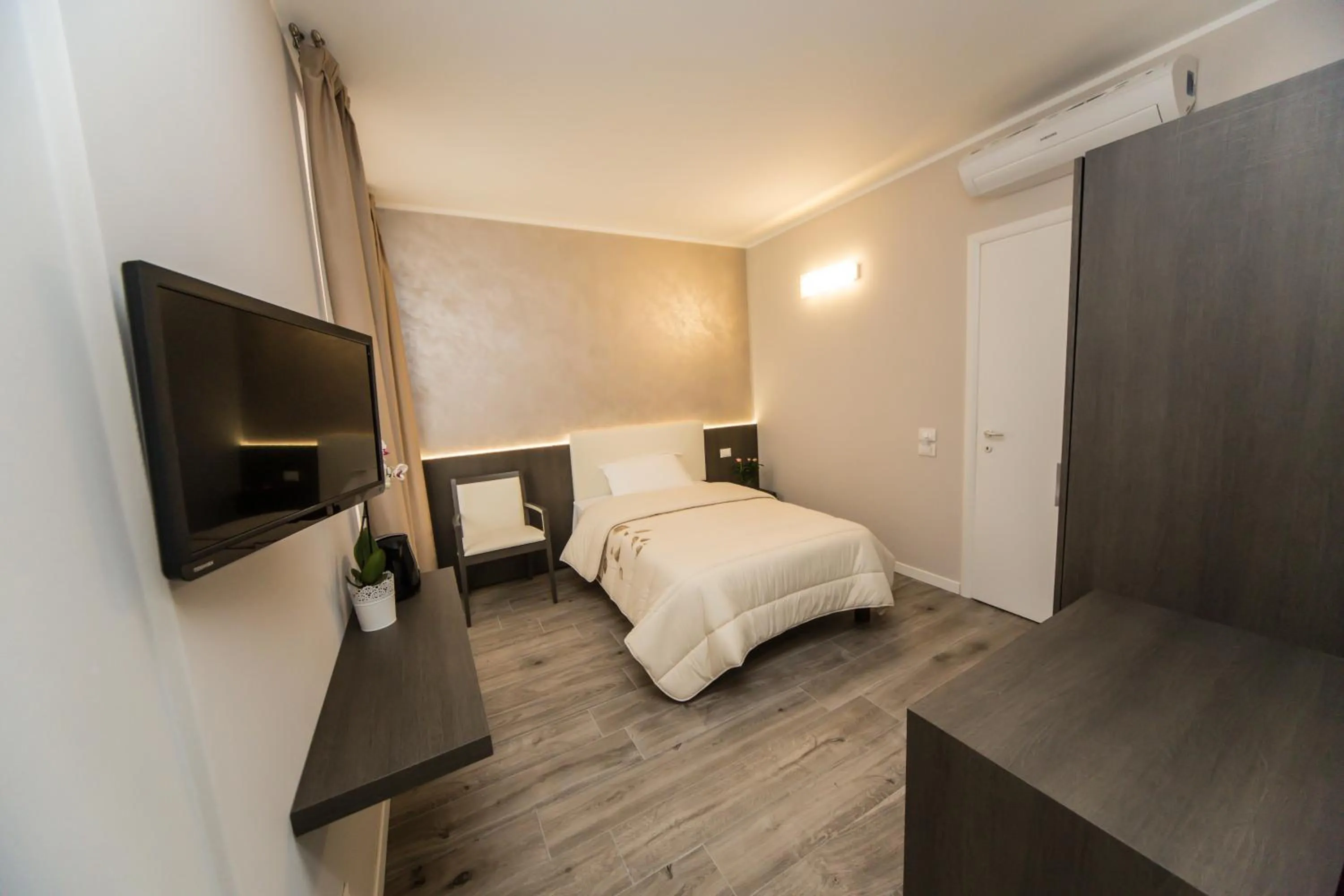 Photo of the whole room, Bed in B&B Corte sul Naviglio CIN I T 0 1 5 0 7 0 C 1 3 X U I L Q C V