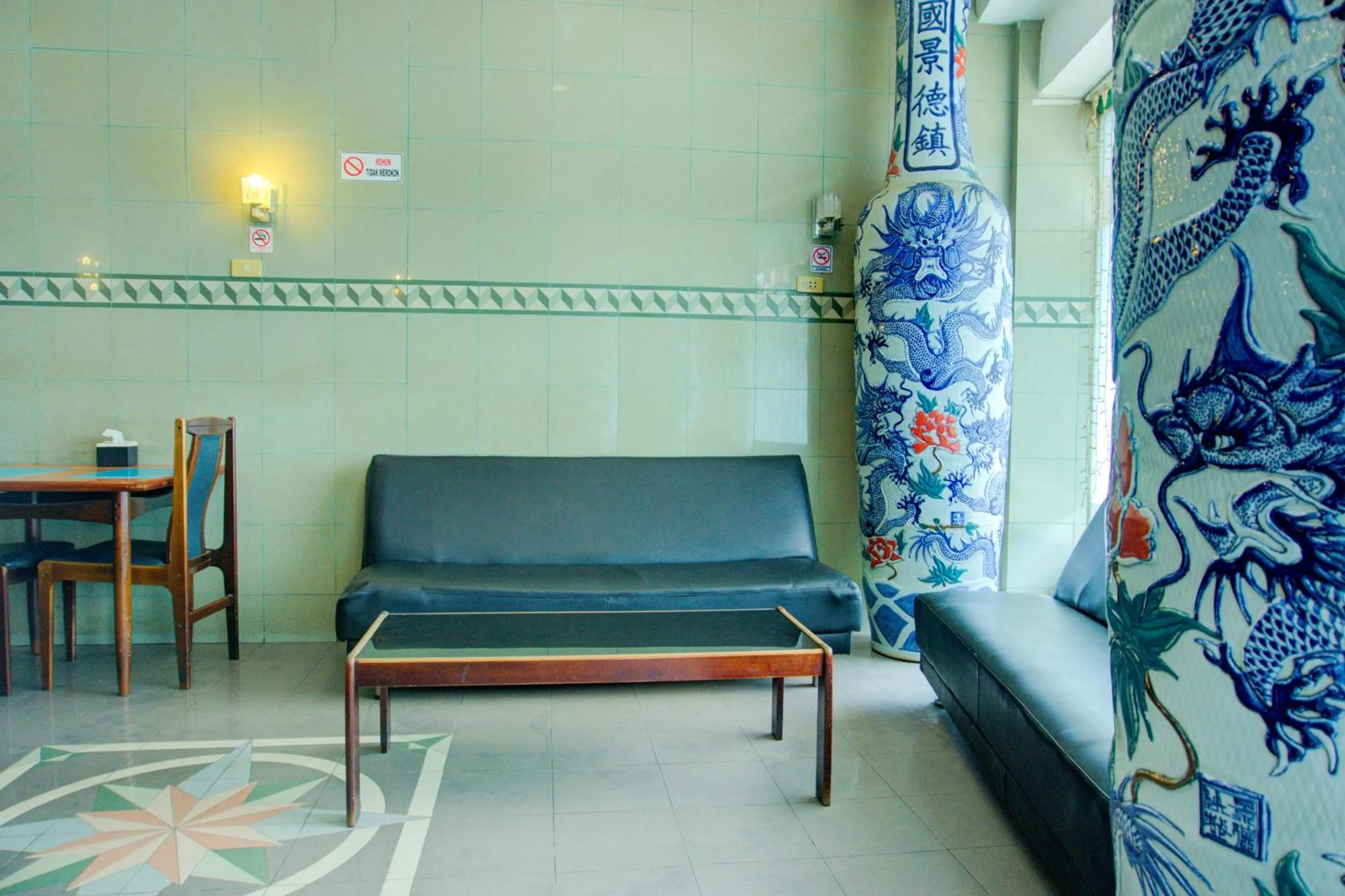 Seating area in Townhouse Oak Palembang Near Jembatan Ampera Formerly Azzura Hotel