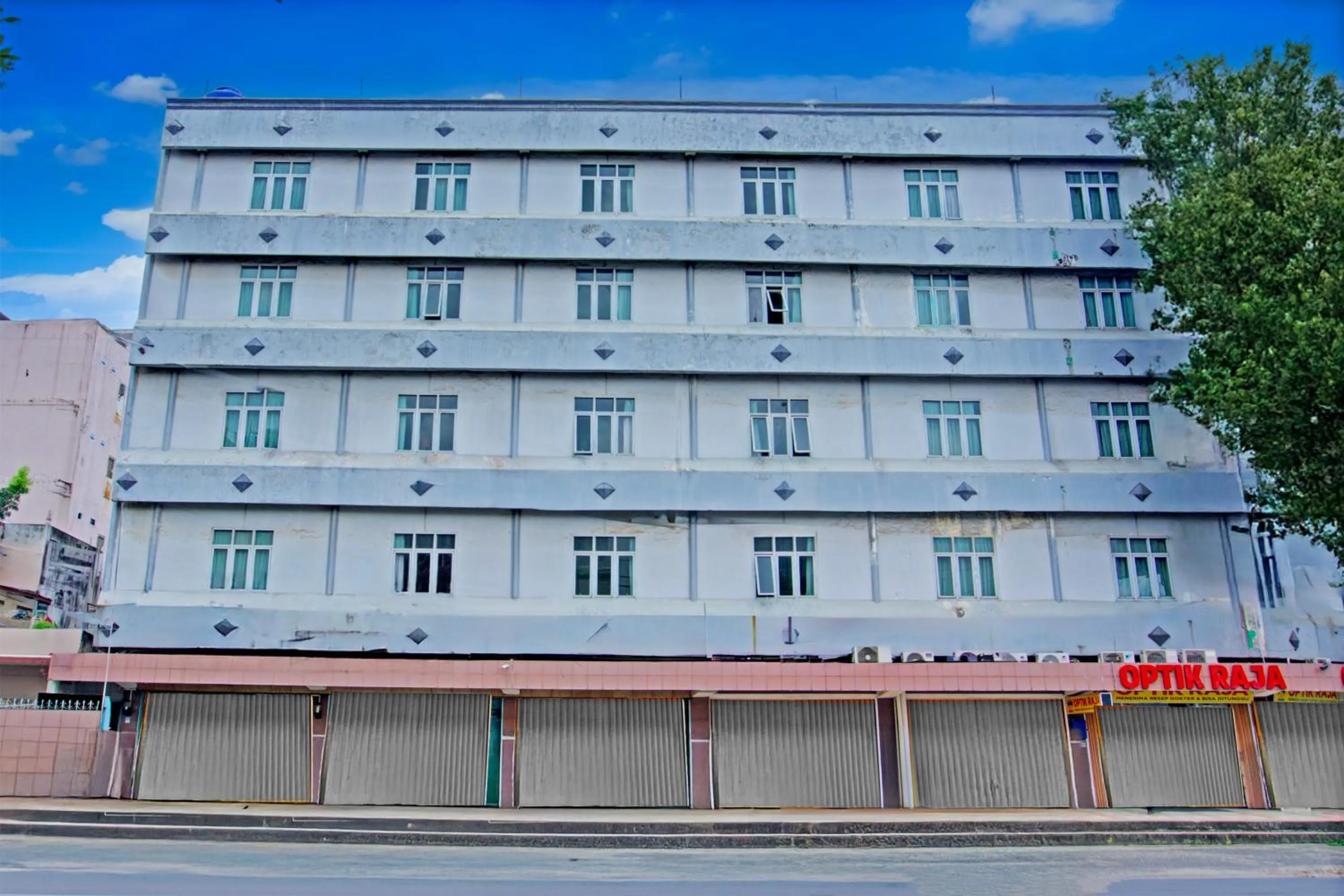 Facade/entrance in Townhouse Oak Palembang Near Jembatan Ampera Formerly Azzura Hotel