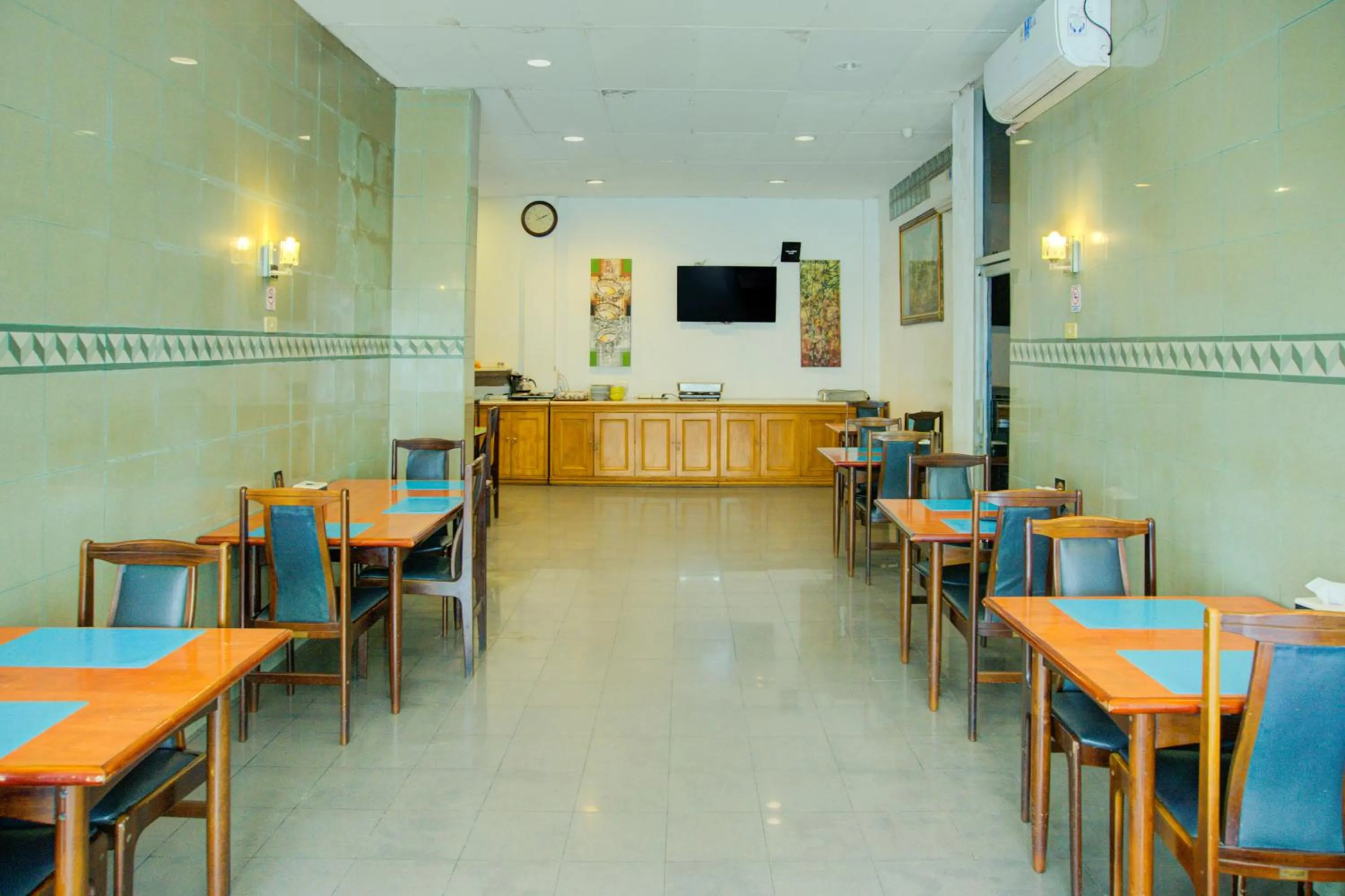 Restaurant/places to eat in Townhouse Oak Palembang Near Jembatan Ampera Formerly Azzura Hotel