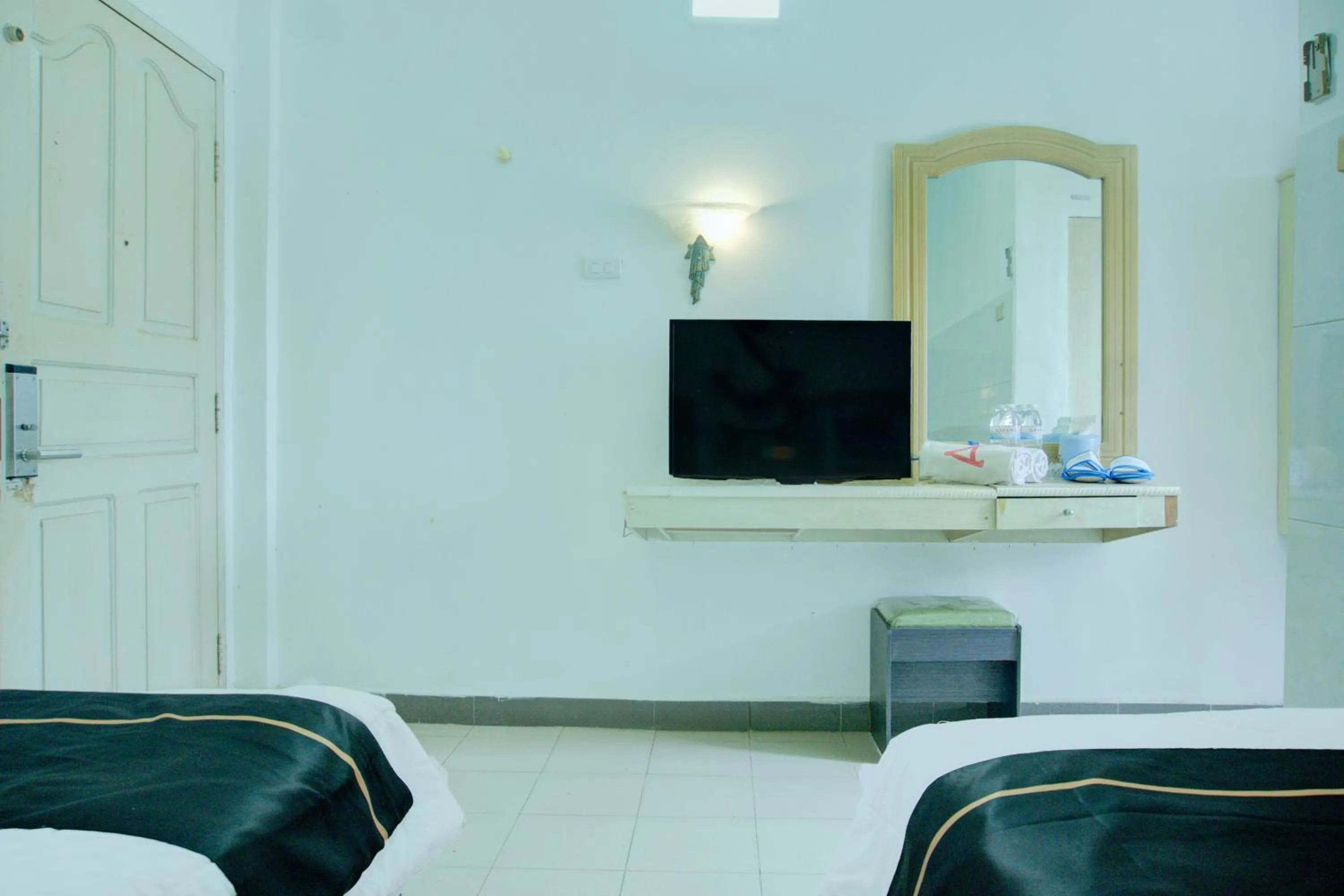 Photo of the whole room, Bed in Townhouse Oak Palembang Near Jembatan Ampera Formerly Azzura Hotel