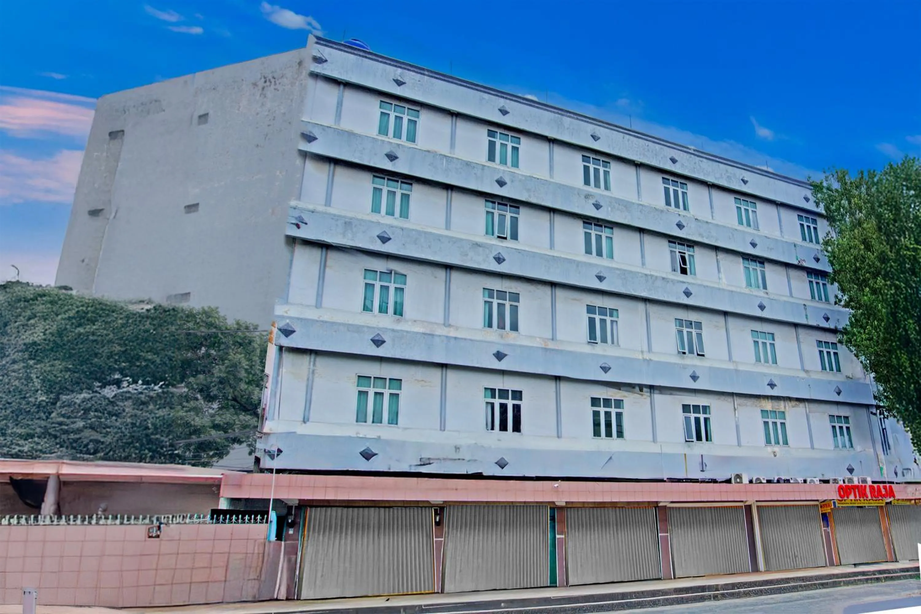 Facade/entrance in Townhouse Oak Palembang Near Jembatan Ampera Formerly Azzura Hotel