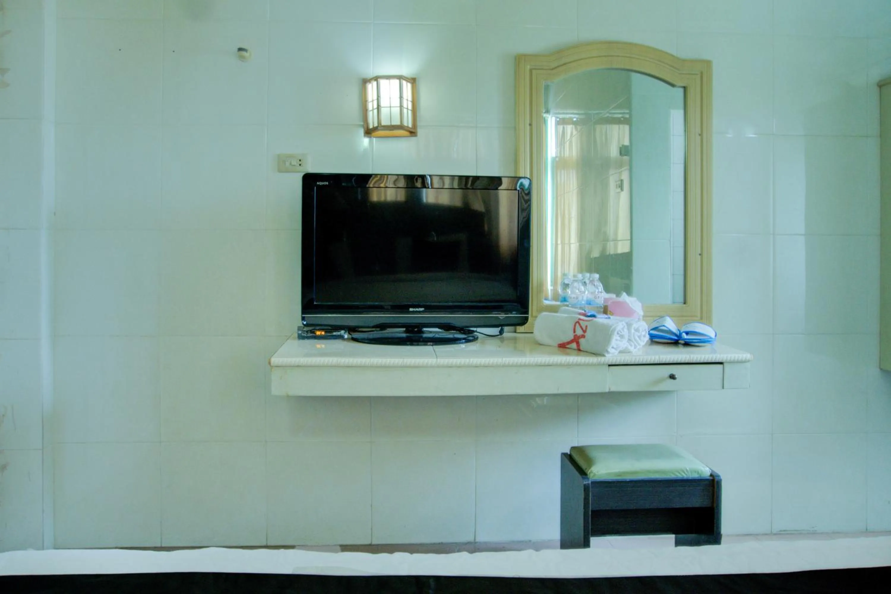 TV and multimedia in Townhouse Oak Palembang Near Jembatan Ampera Formerly Azzura Hotel