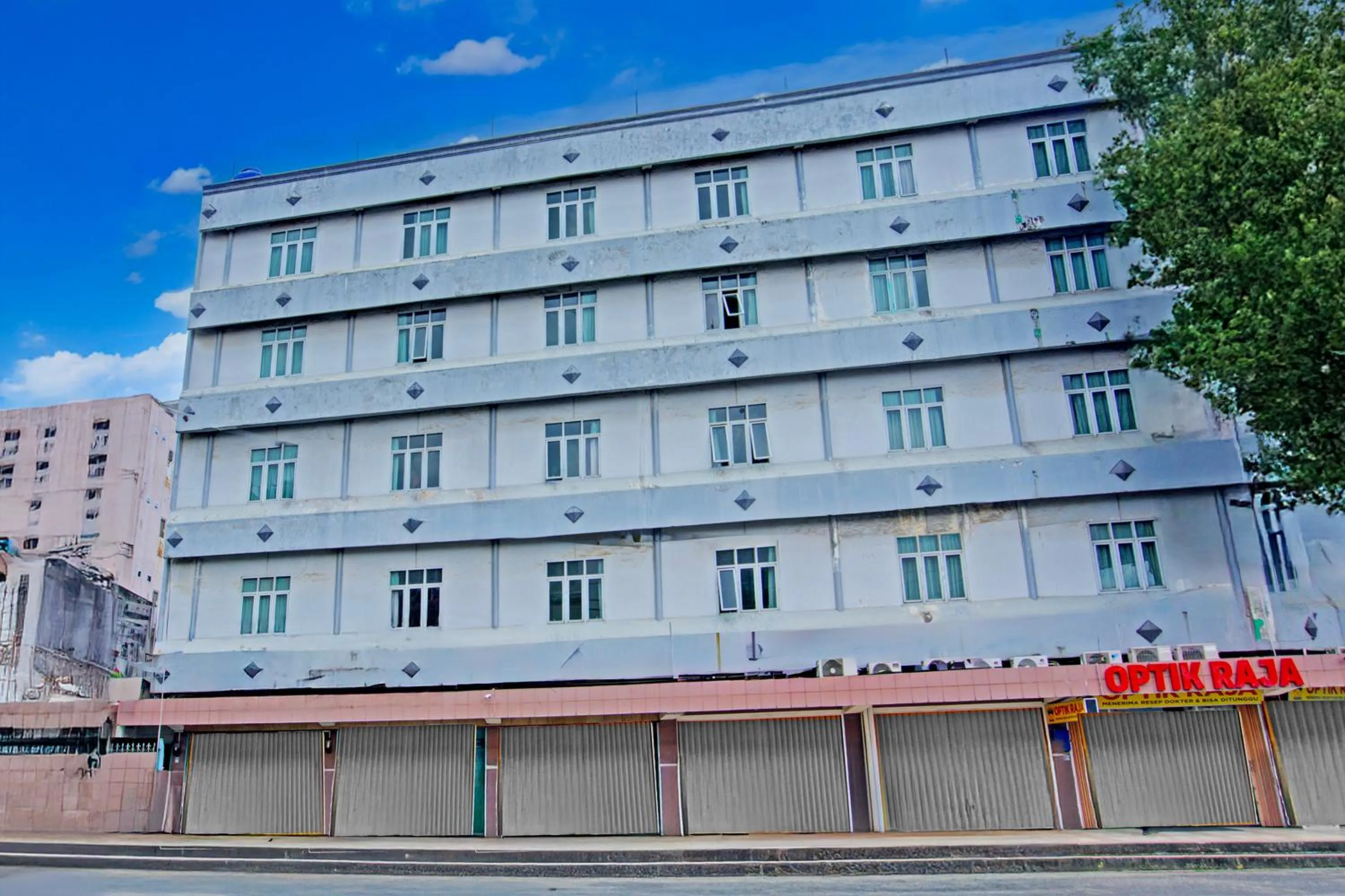 Facade/entrance in Townhouse Oak Palembang Near Jembatan Ampera Formerly Azzura Hotel