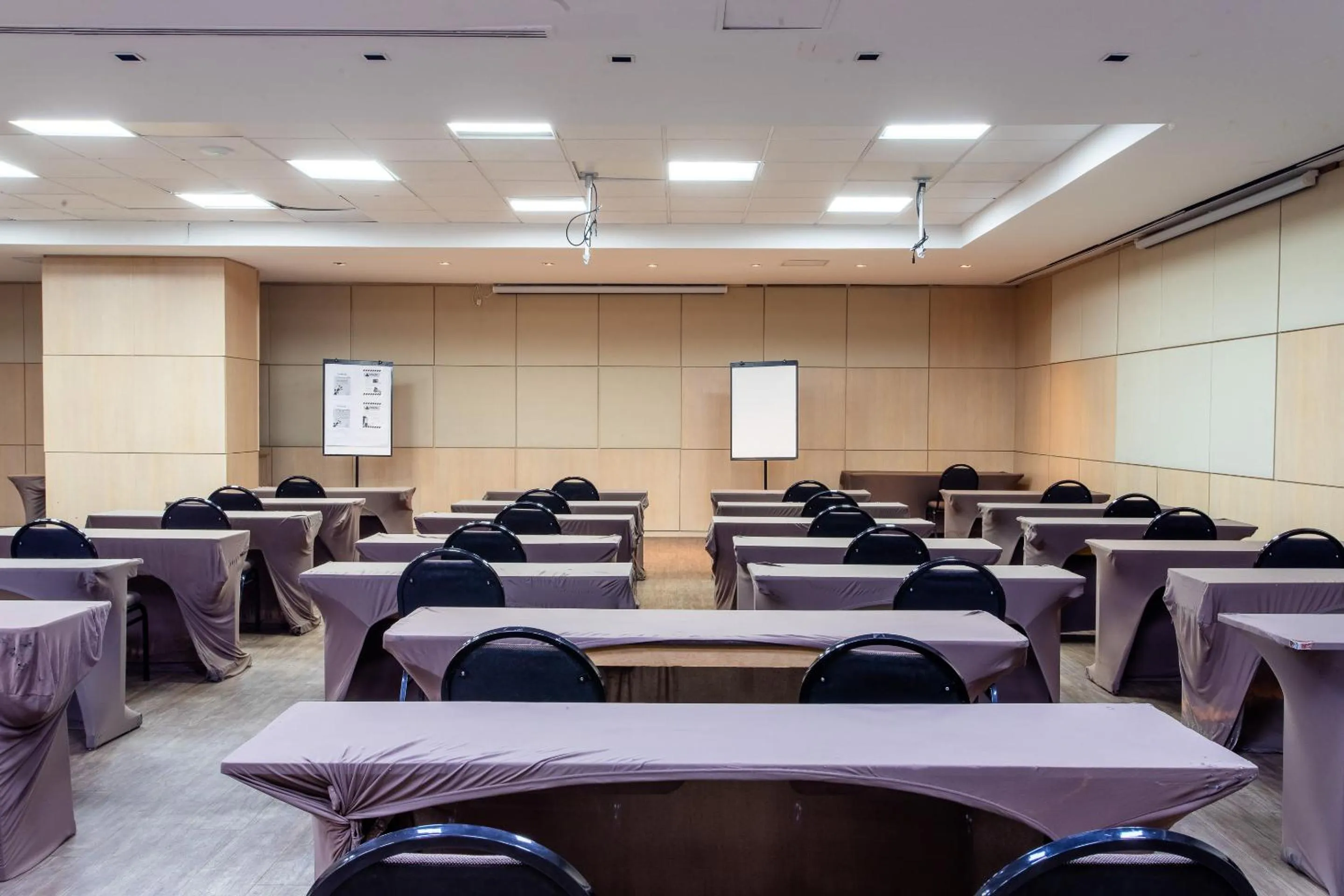 Meeting/conference room in Gran Villagio Hotel SP by Castelo Itaipava