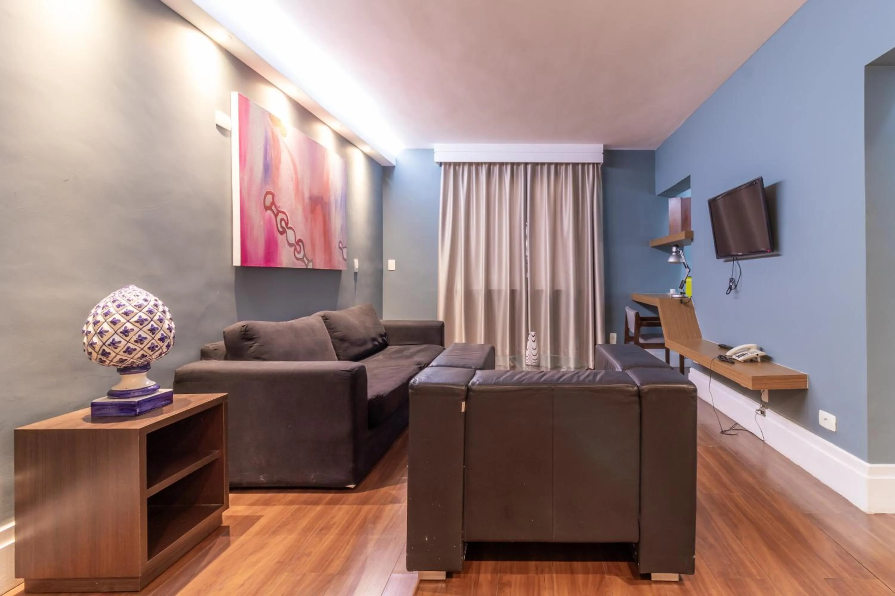 Communal lounge/ TV room in Gran Villagio Hotel SP by Castelo Itaipava