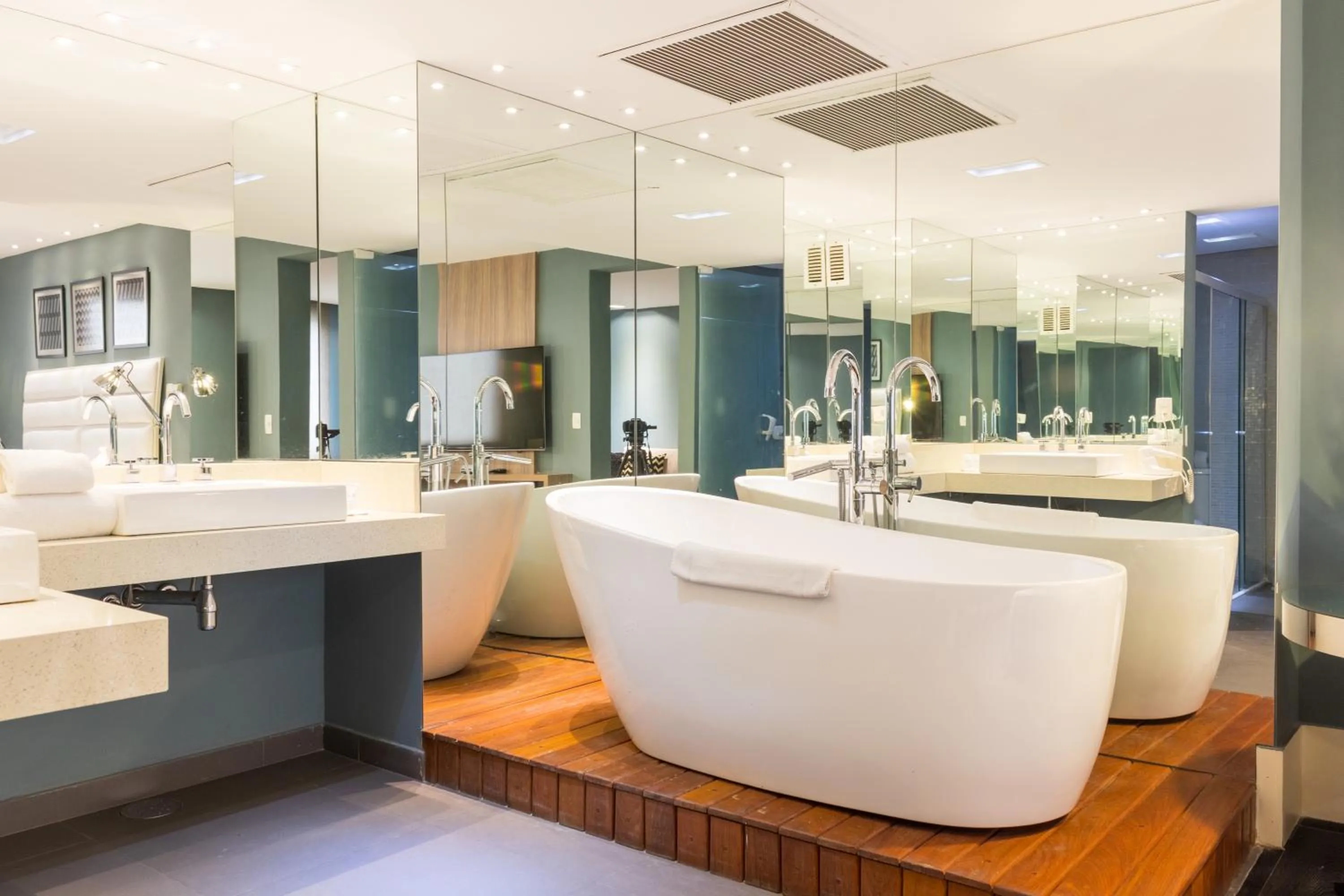 Toilet in Gran Villagio Hotel SP by Castelo Itaipava