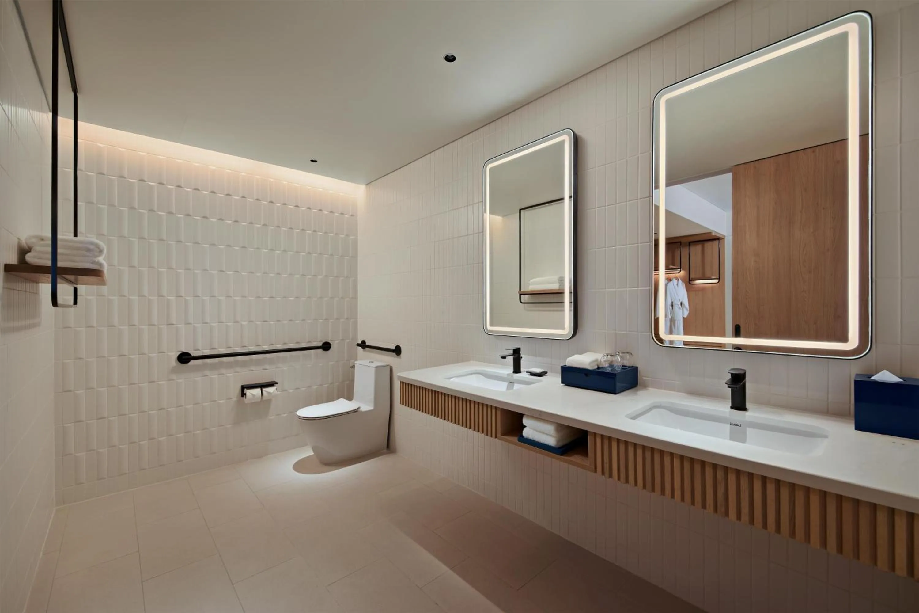 Bathroom in Hyatt Place Ha Long Bay, Bai Chay