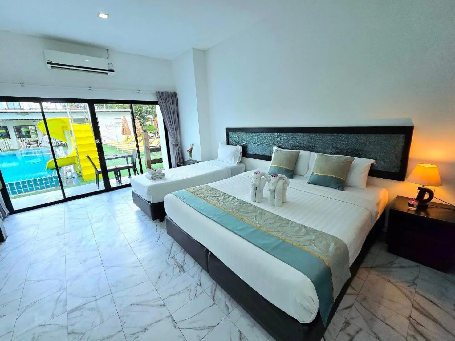 Swimming pool, Bed in The Regizt Jomtien Pattaya