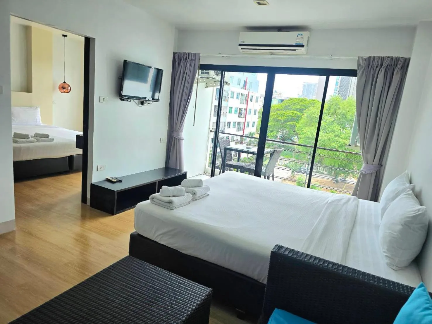 Balcony/Terrace, Bed in The Regizt Jomtien Pattaya