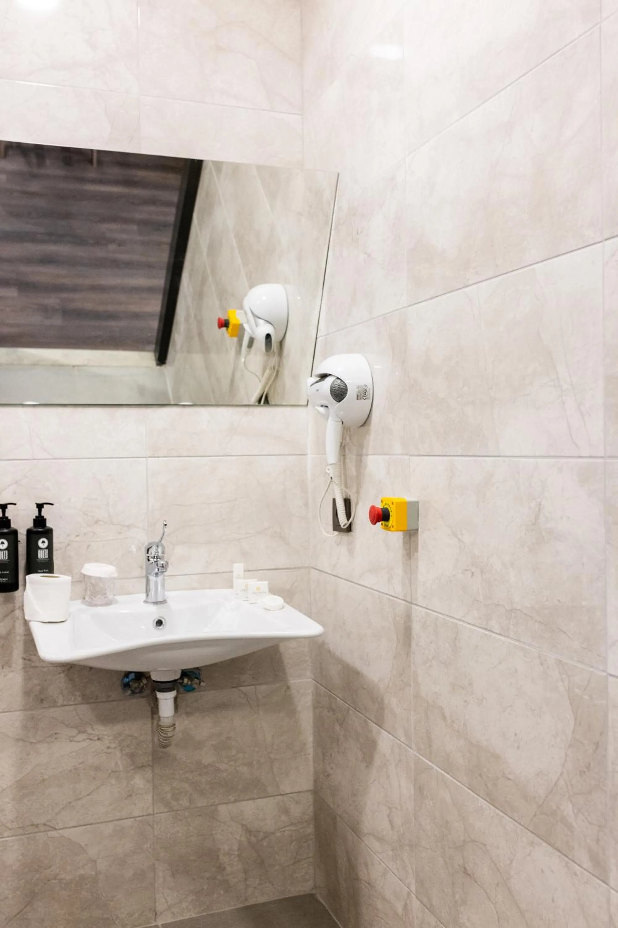 Bathroom in La Quinta By Wyndham Istanbul Kartal