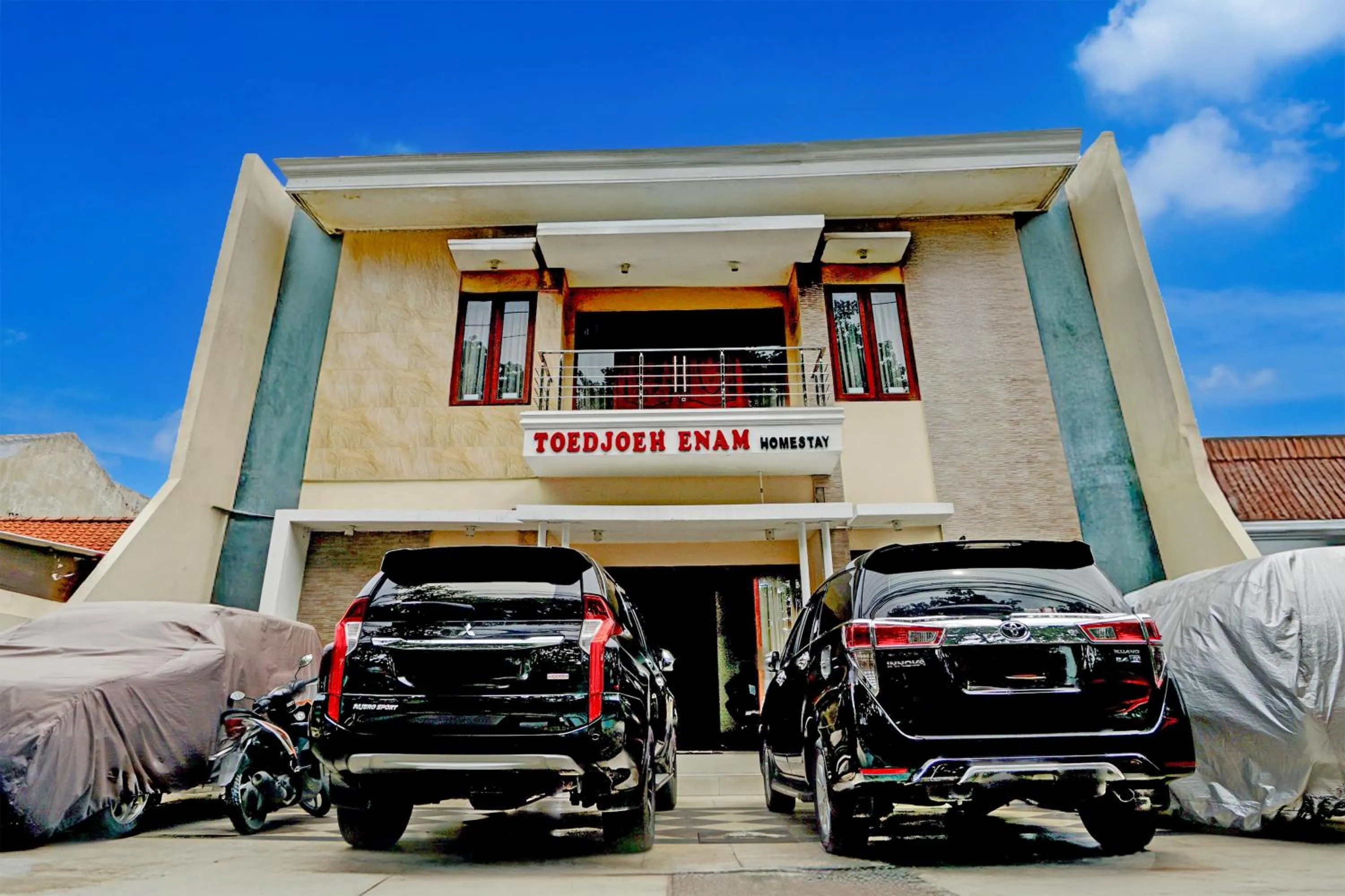 Facade/entrance in Hotel O 76 Gayungsari