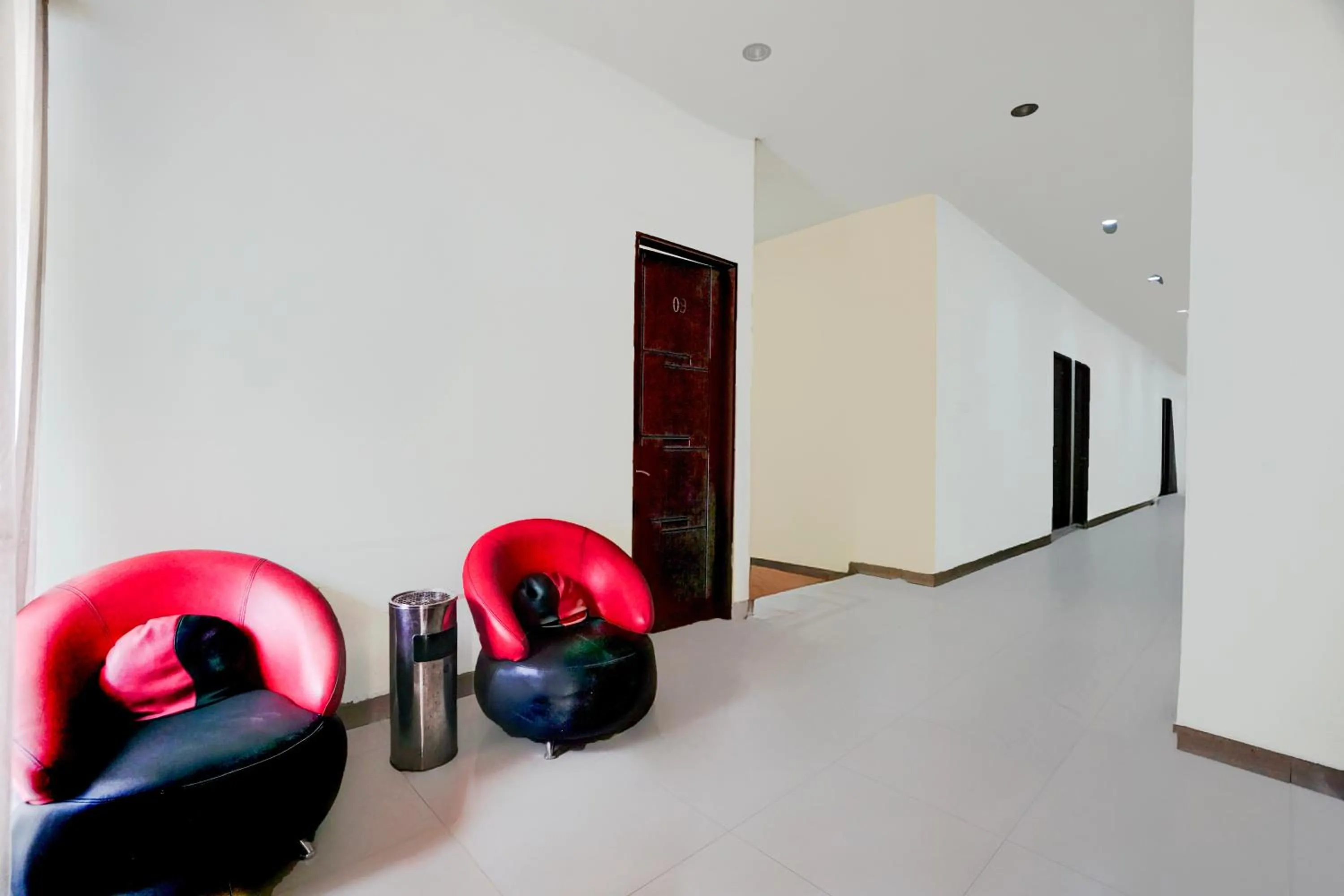 Seating area in Hotel O 76 Gayungsari