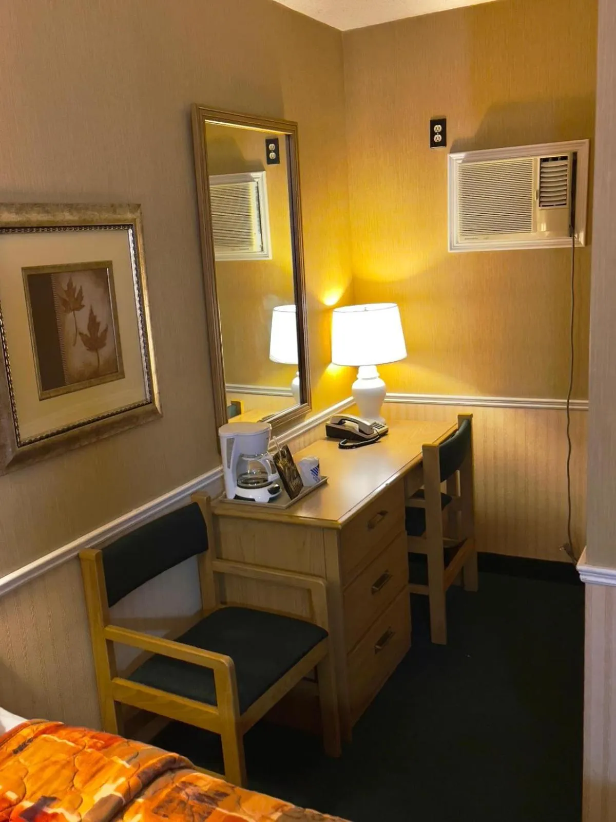 Coffee/tea facilities, Bed in Adams Motel