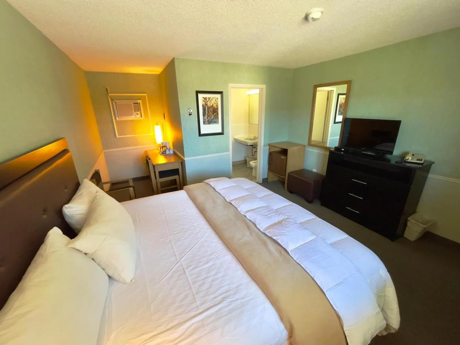 Bedroom, Bed in Adams Motel