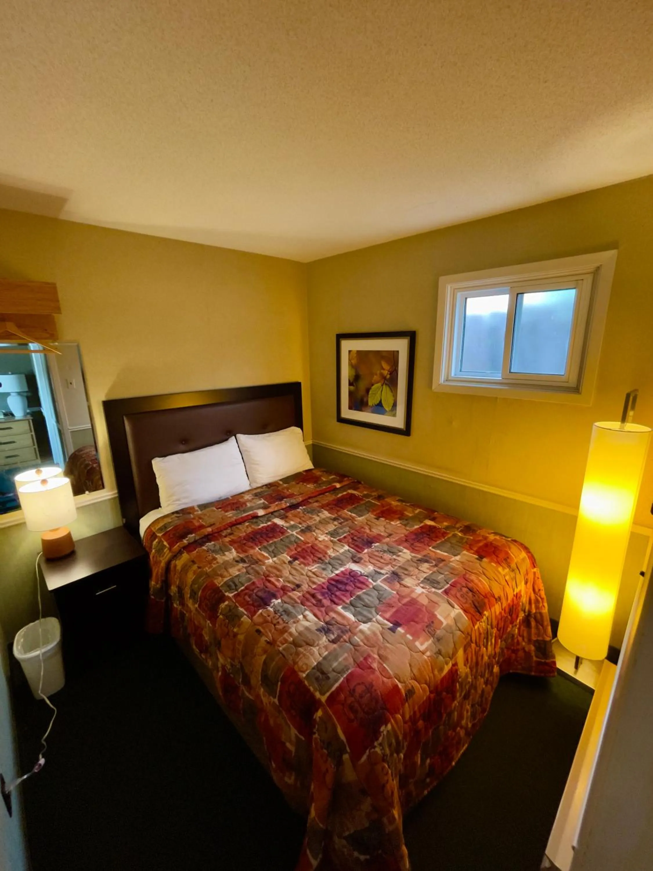 Bedroom, Bed in Adams Motel