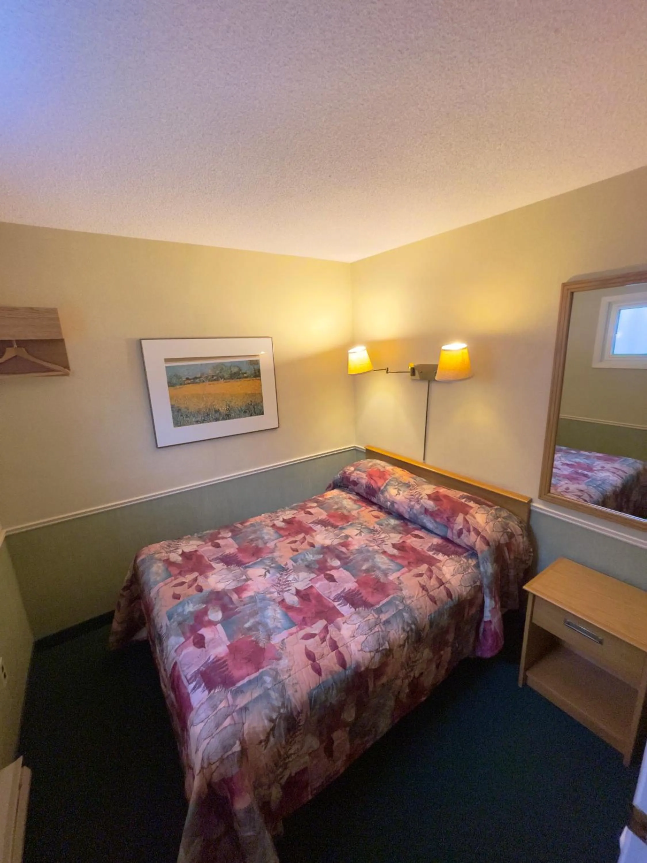 Bedroom, Bed in Adams Motel