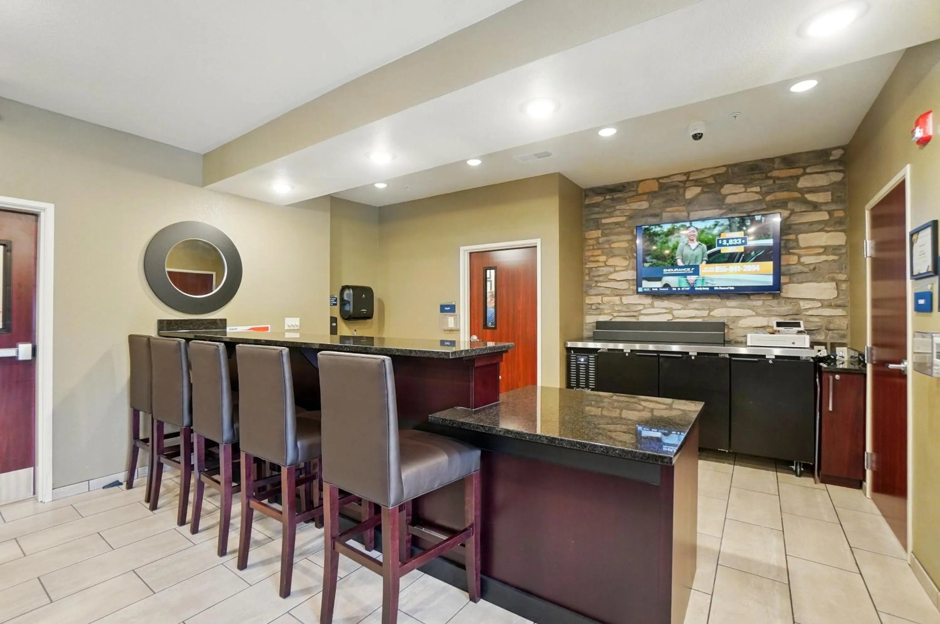 Lounge or bar in Cobblestone Hotel & Suites - Eaton