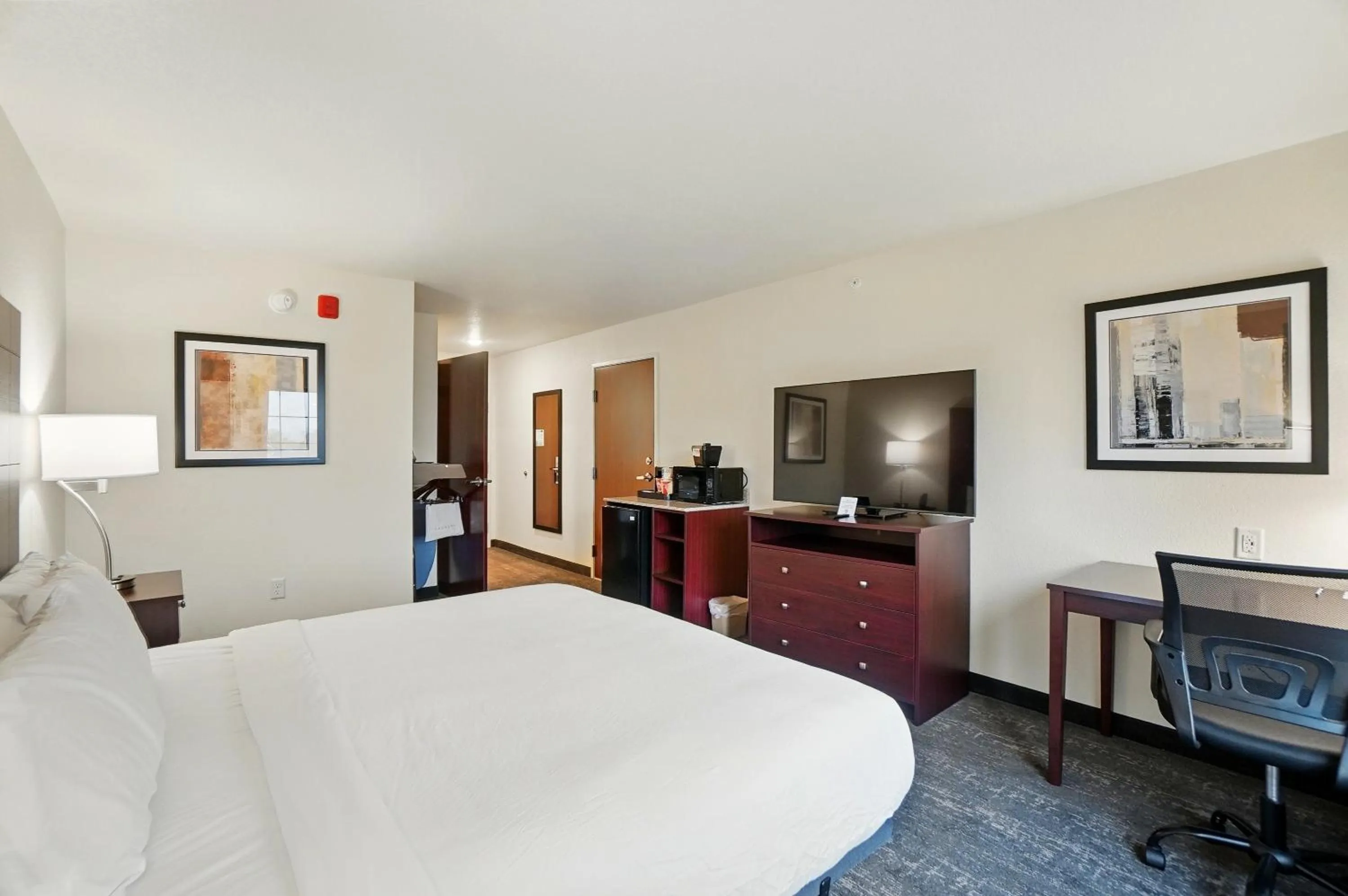 Bed in Cobblestone Hotel & Suites - Eaton