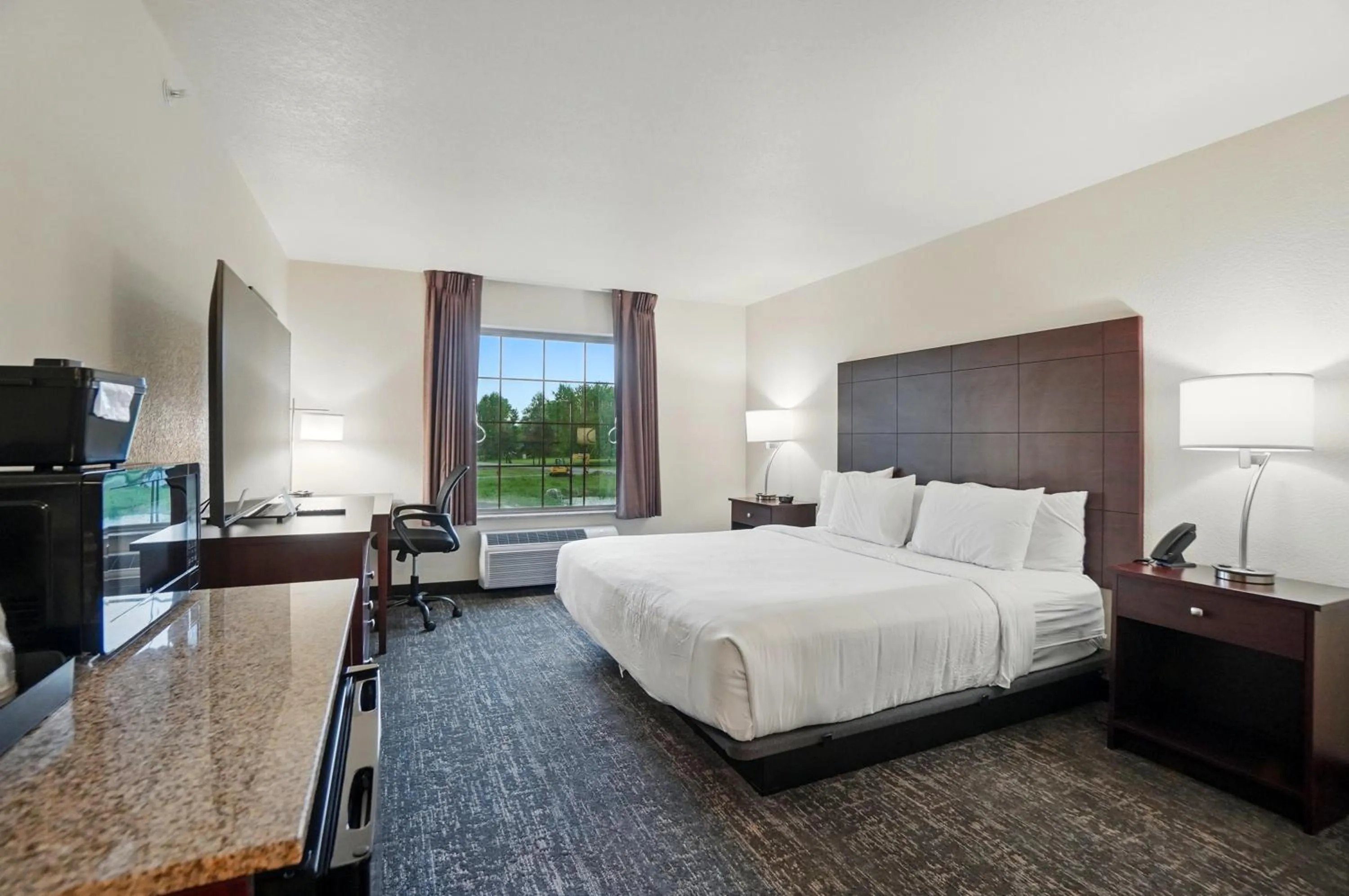 Bedroom, Bed in Cobblestone Hotel & Suites - Eaton