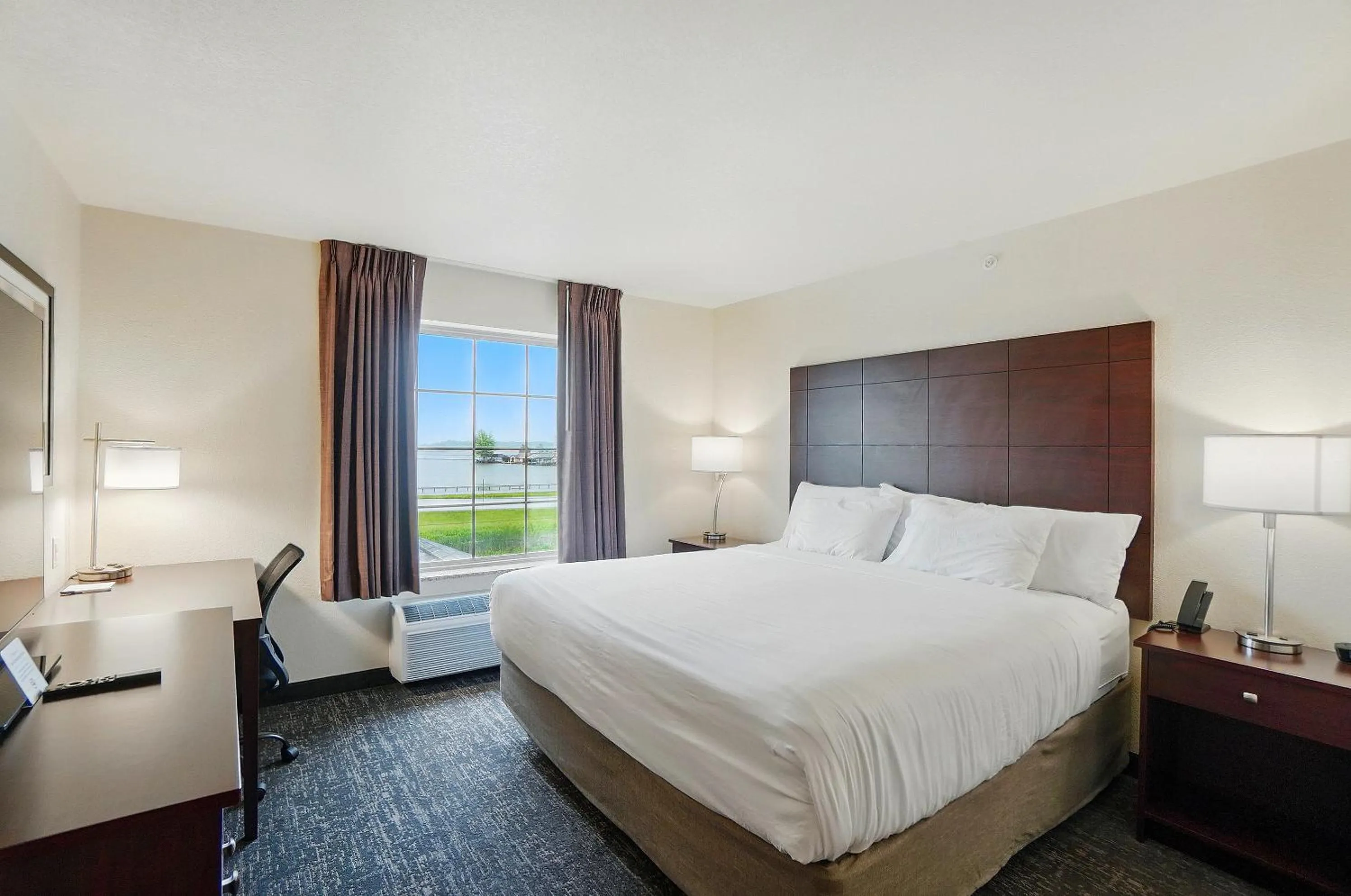 Bed in Cobblestone Hotel & Suites - Eaton