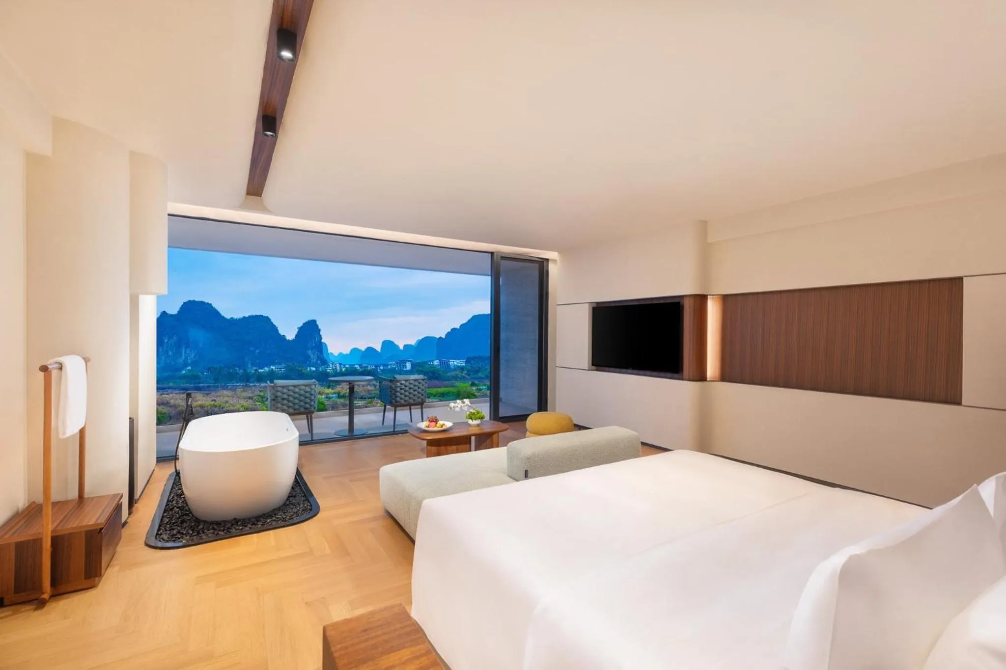 Photo of the whole room, Bed in voco Guilin Yangshuo