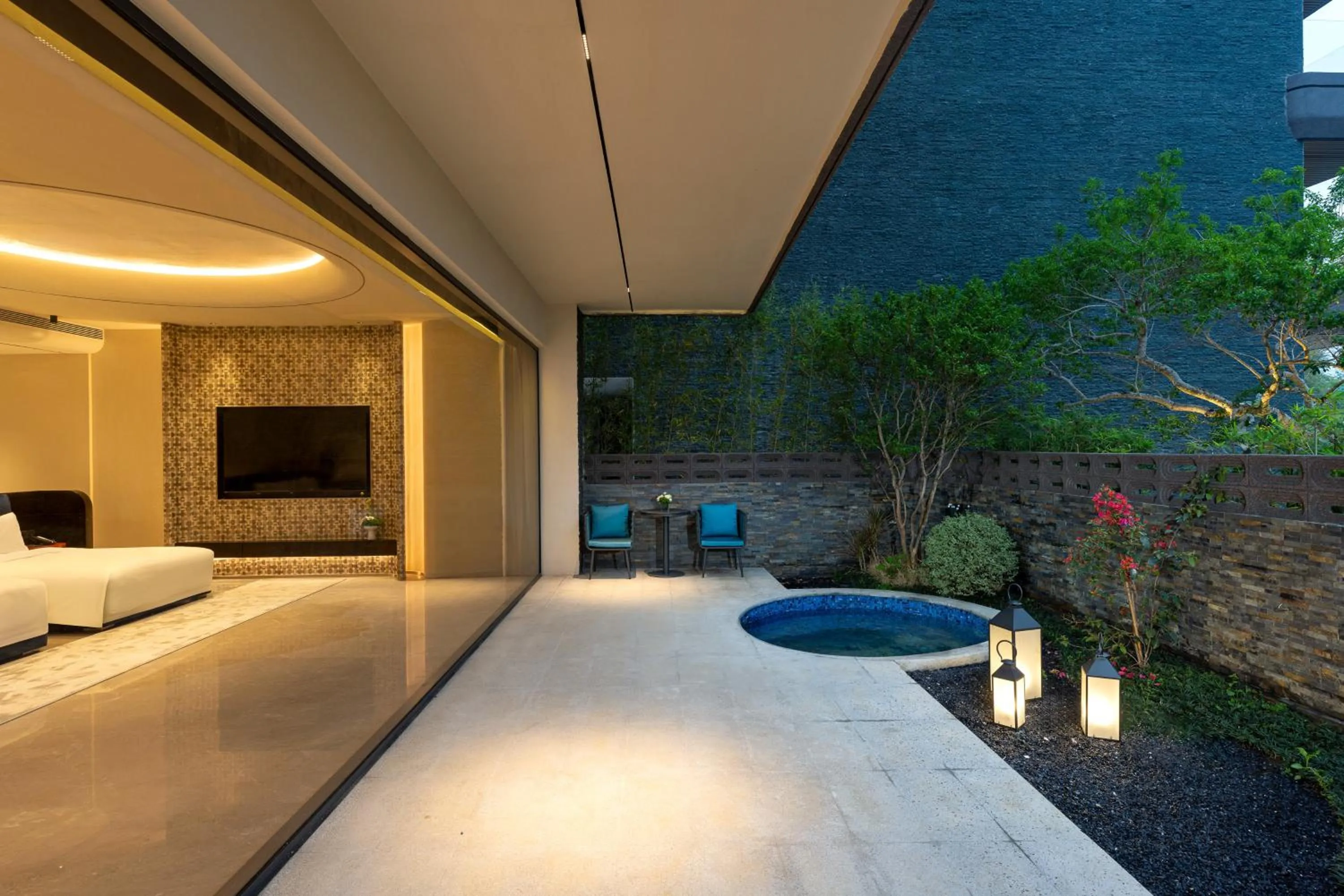Inner courtyard view, Bed in voco Guilin Yangshuo