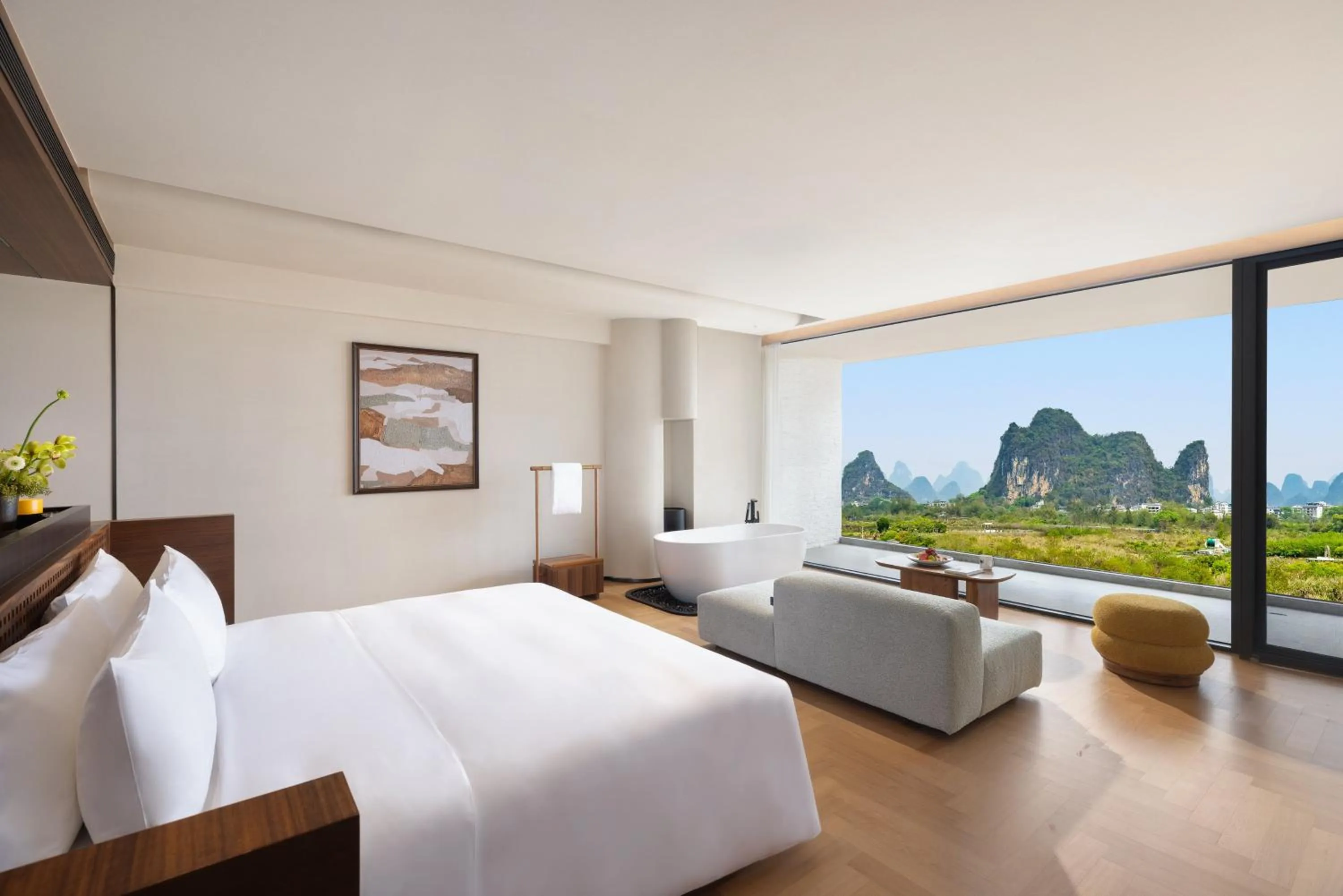 Photo of the whole room, Bed in voco Guilin Yangshuo