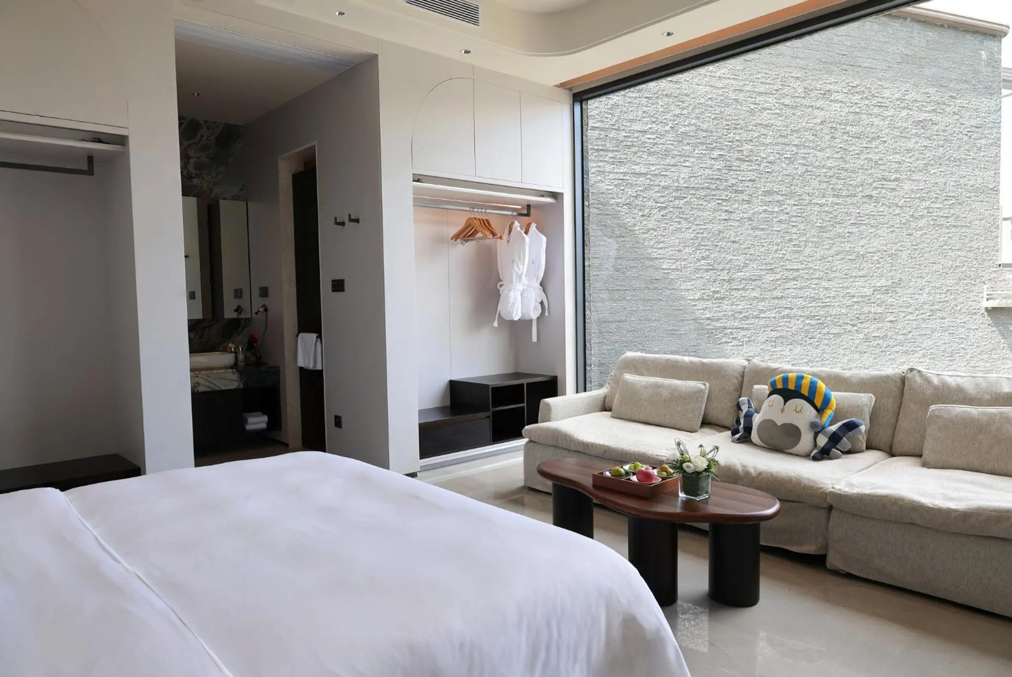 Photo of the whole room, Bed in voco Guilin Yangshuo