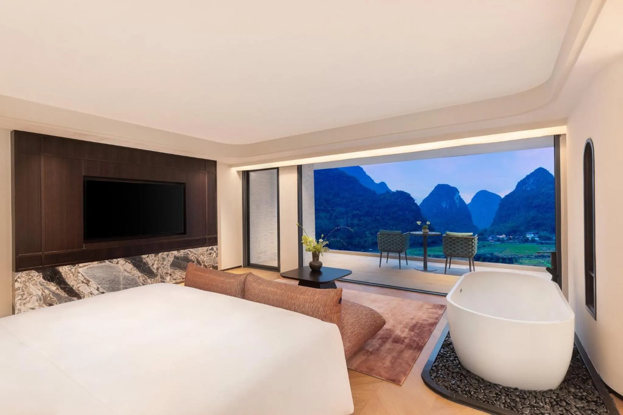 Photo of the whole room, Bed in voco Guilin Yangshuo
