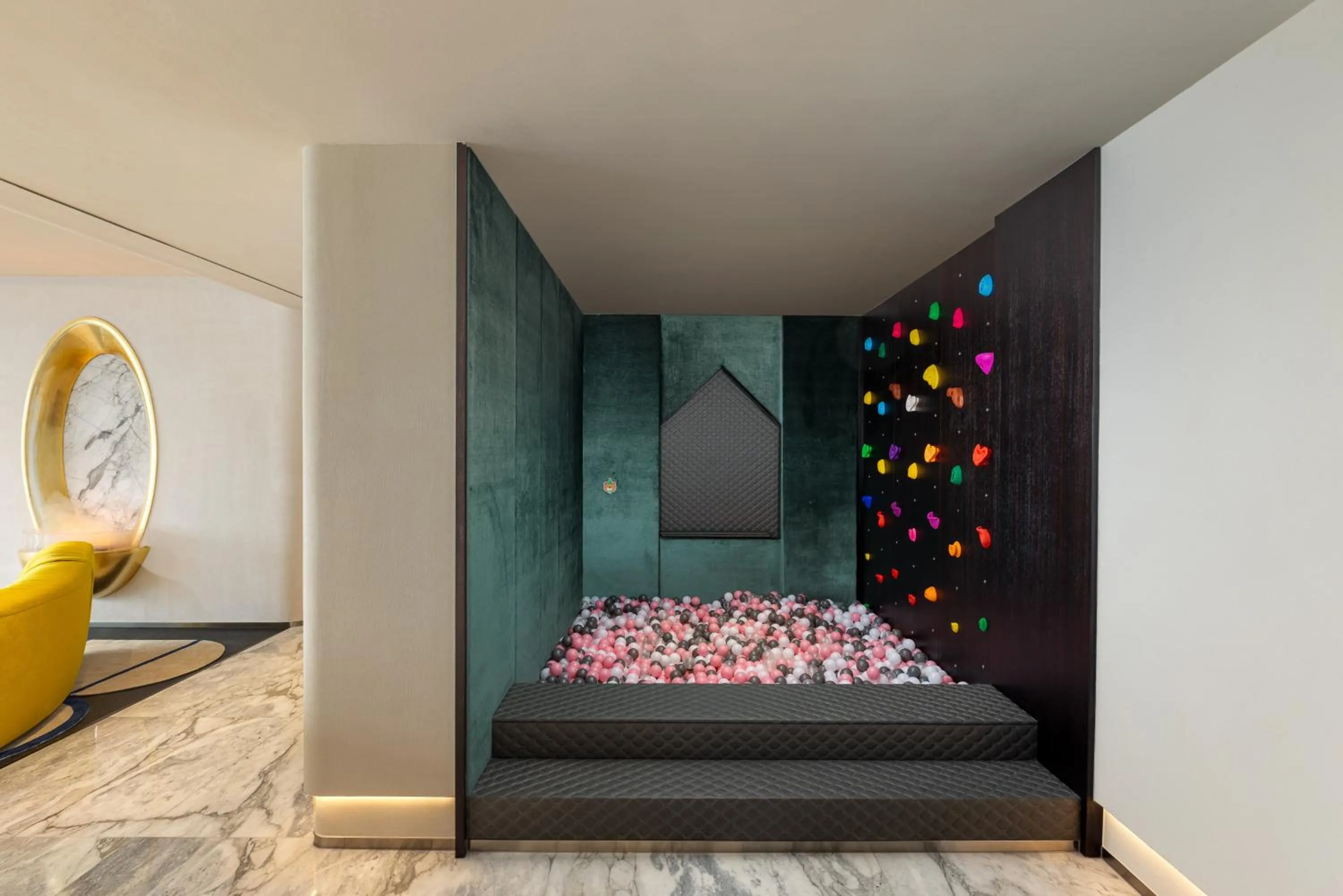 Seating area, Bed in voco Guilin Yangshuo