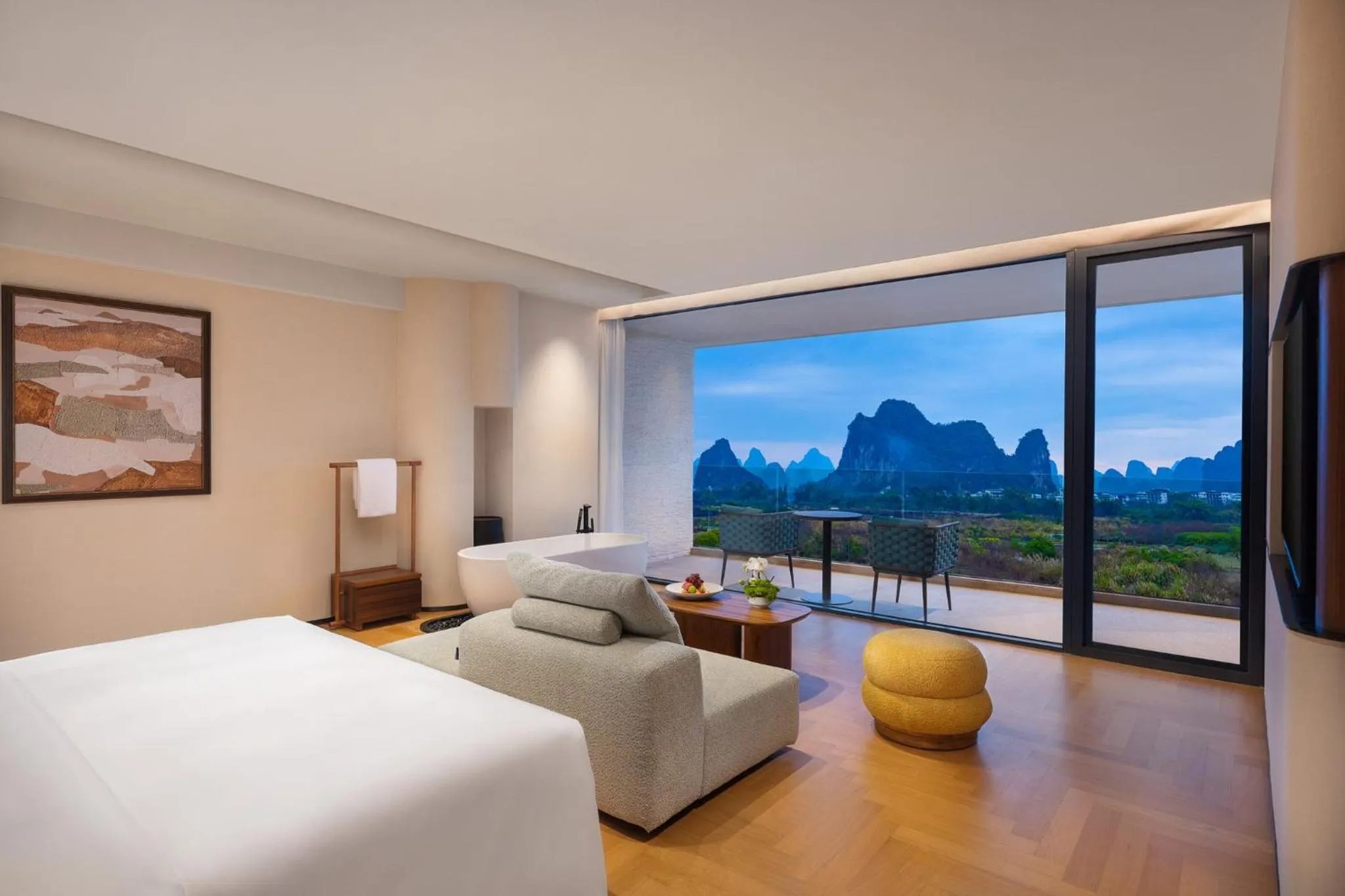 Photo of the whole room, Bed in voco Guilin Yangshuo
