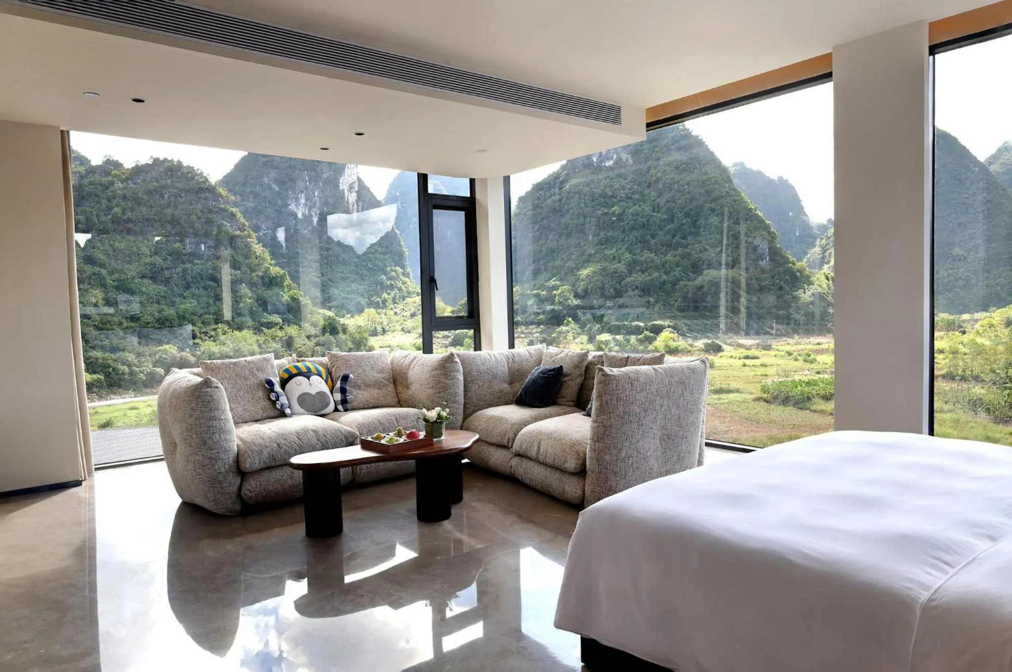 Photo of the whole room, Bed in voco Guilin Yangshuo