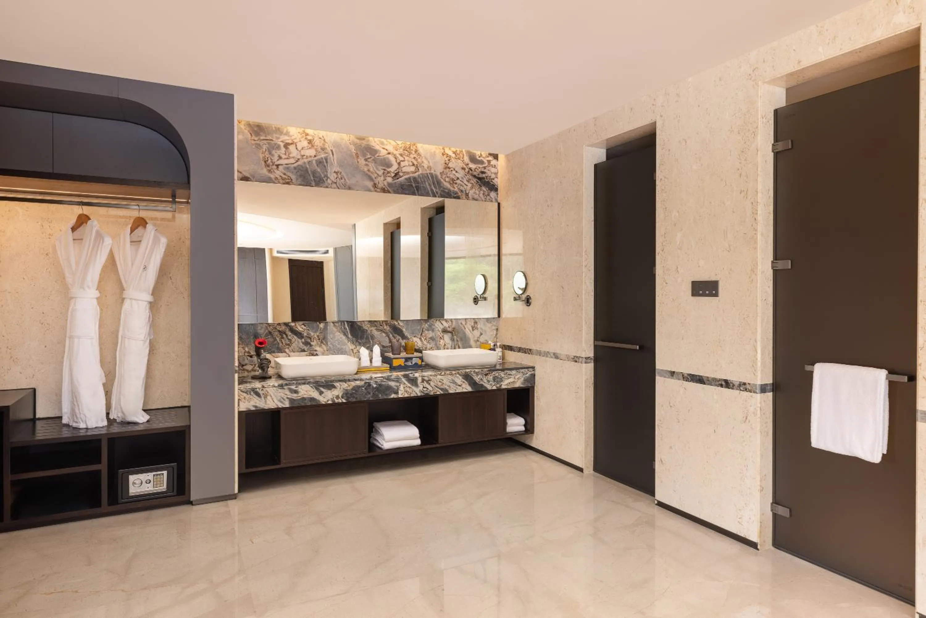 Toilet, Bed in voco Guilin Yangshuo