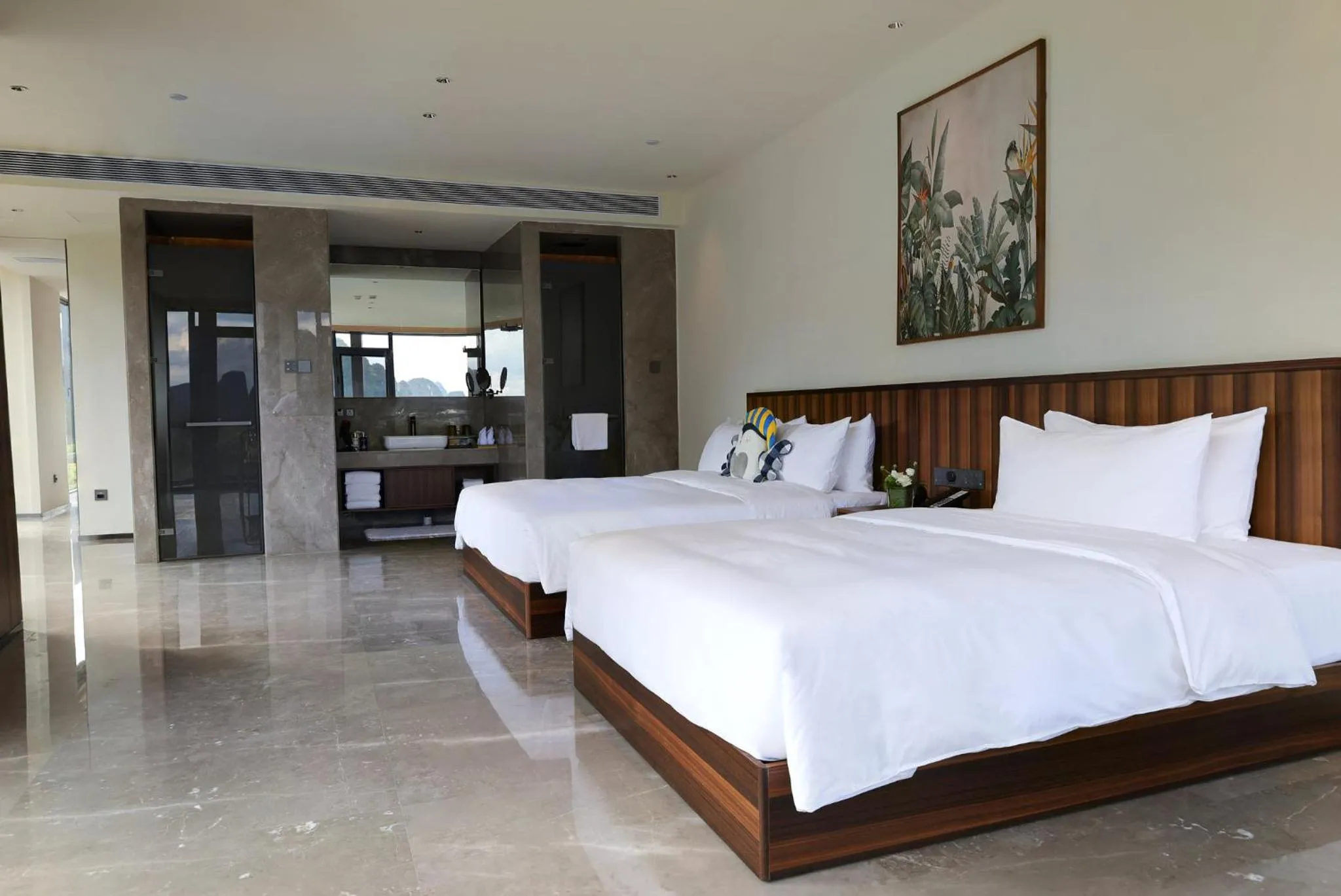 Photo of the whole room, Bed in voco Guilin Yangshuo