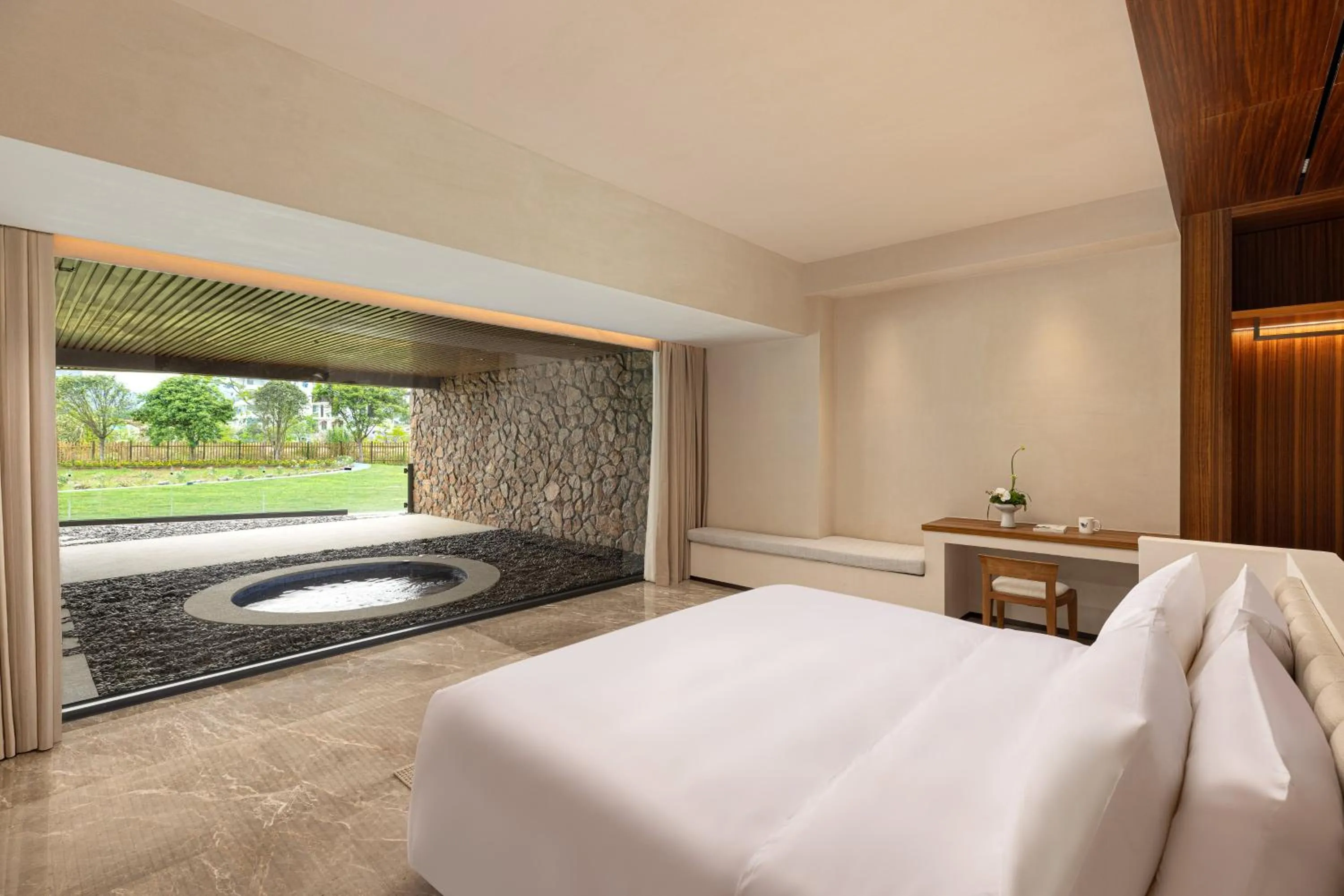 Photo of the whole room, Bed in voco Guilin Yangshuo