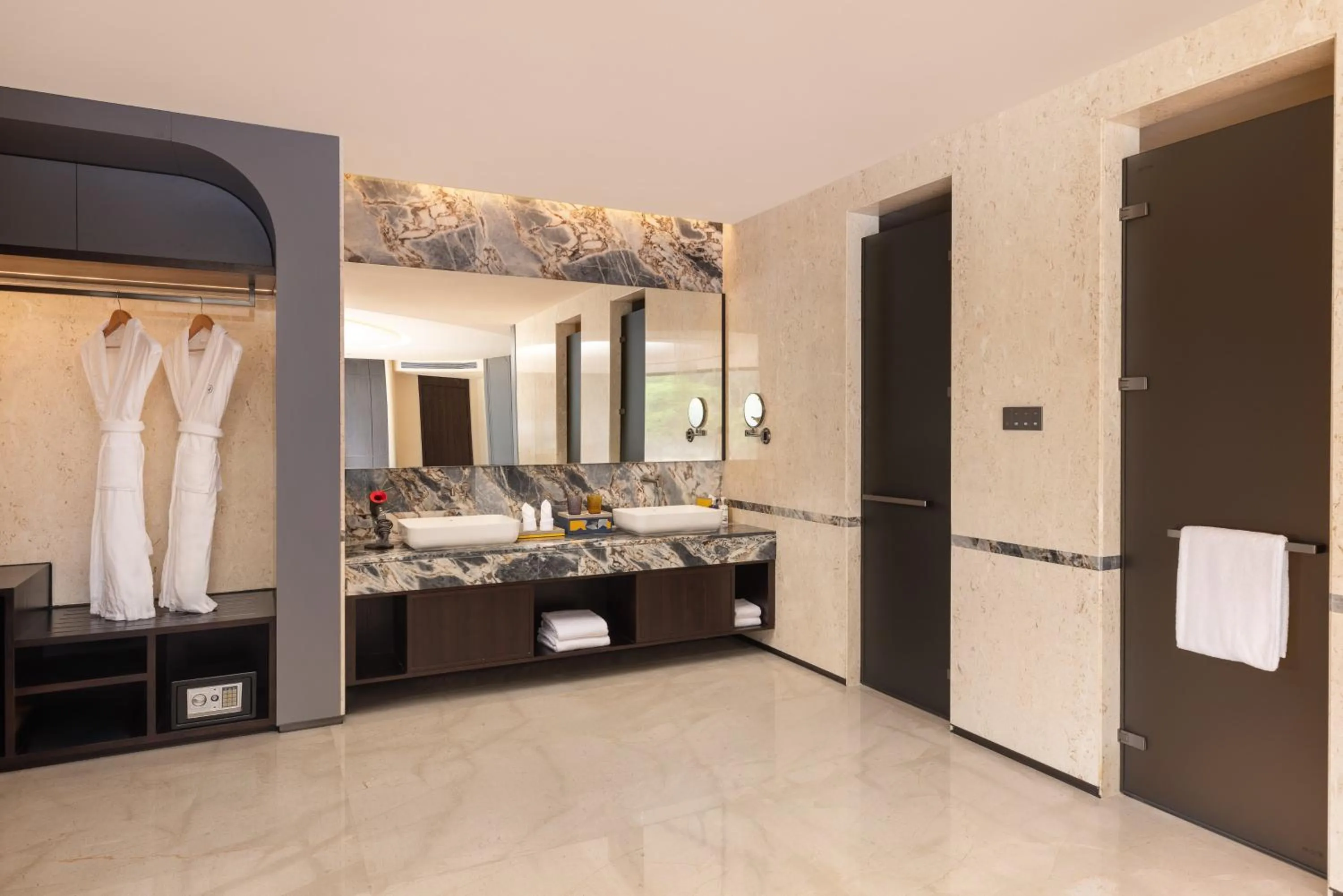 Photo of the whole room, Bed in voco Guilin Yangshuo