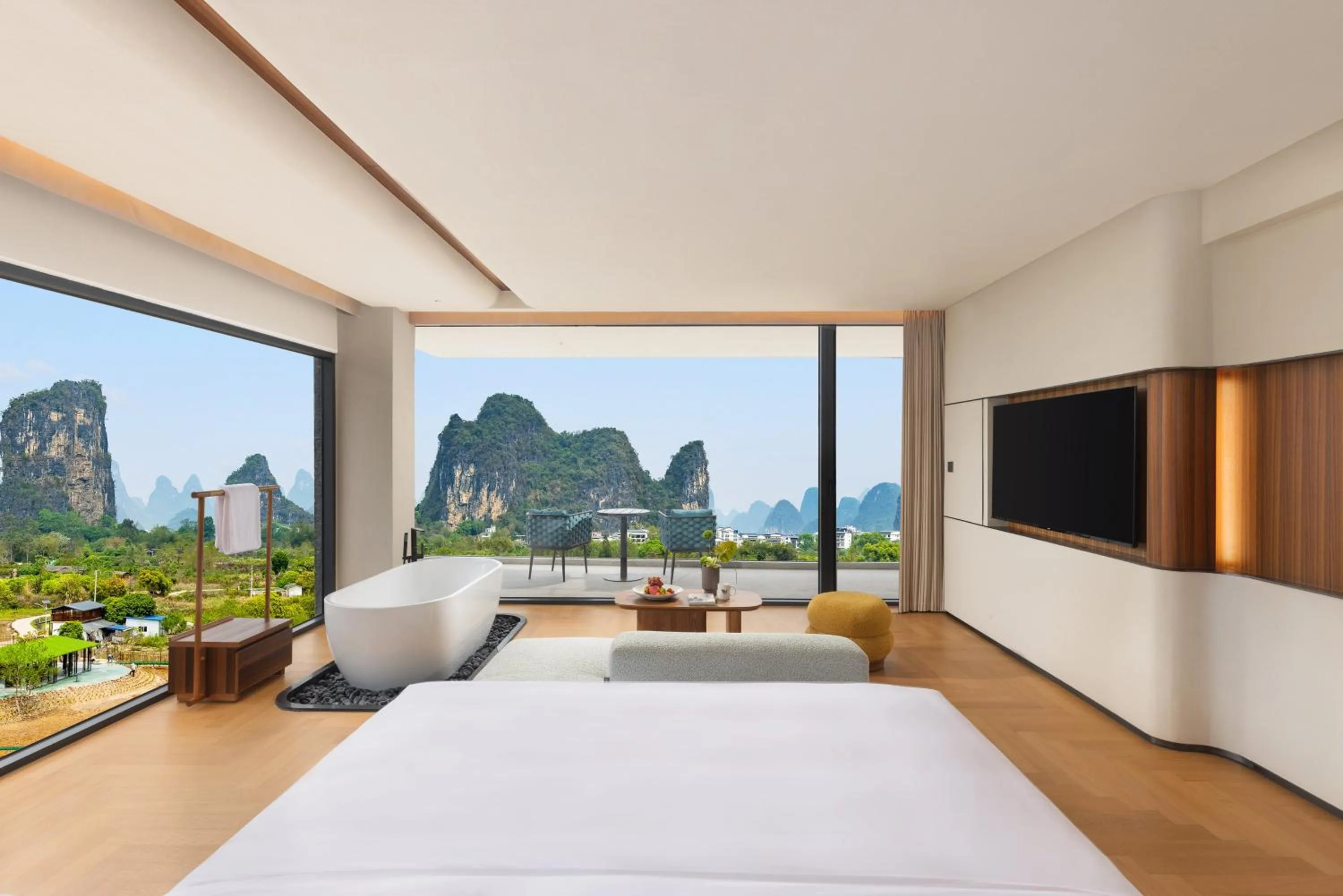 Photo of the whole room, Bed in voco Guilin Yangshuo